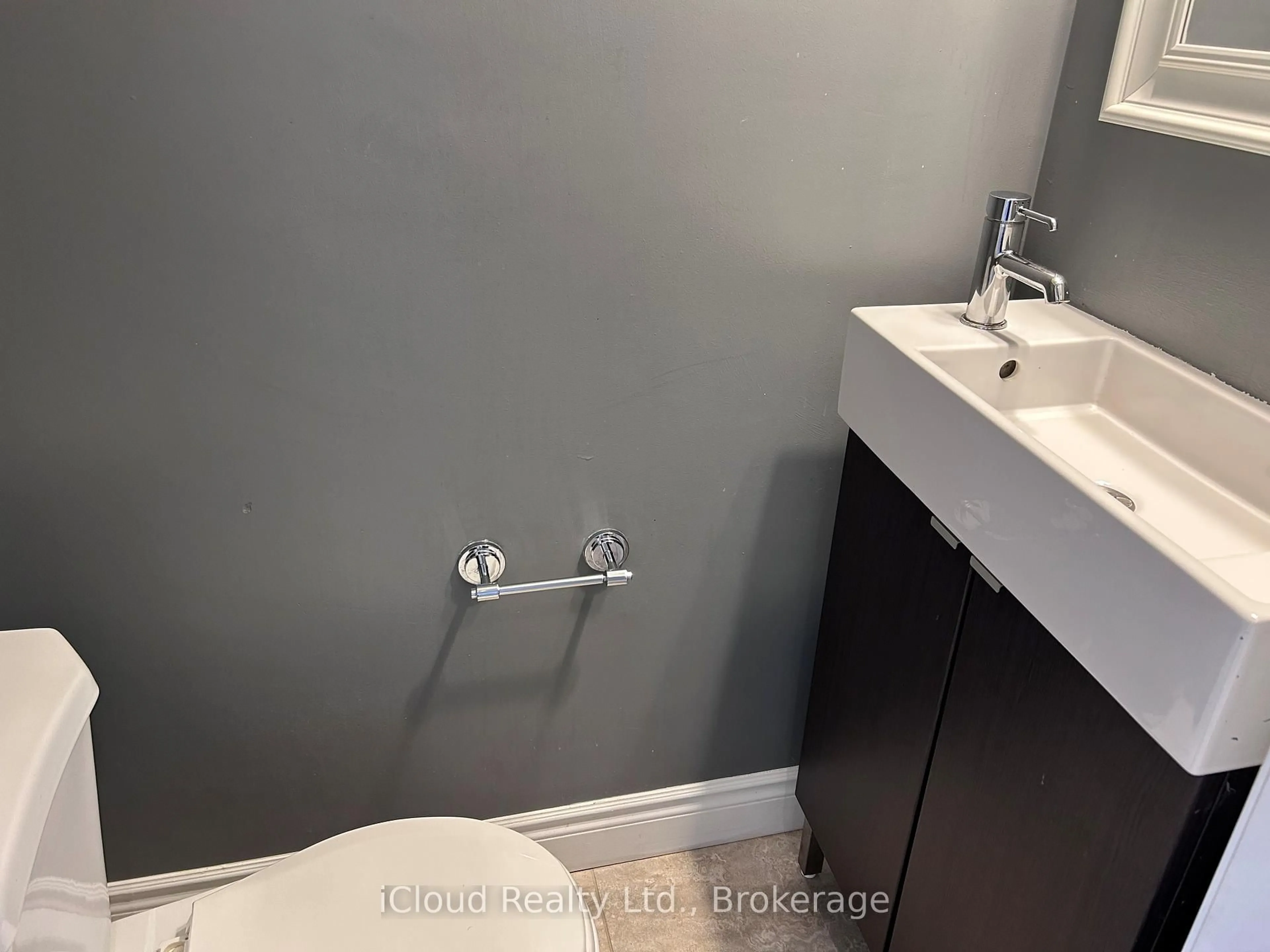 A pic of a room for 2 Tropical Crt, Brampton Ontario L6Z 2B9