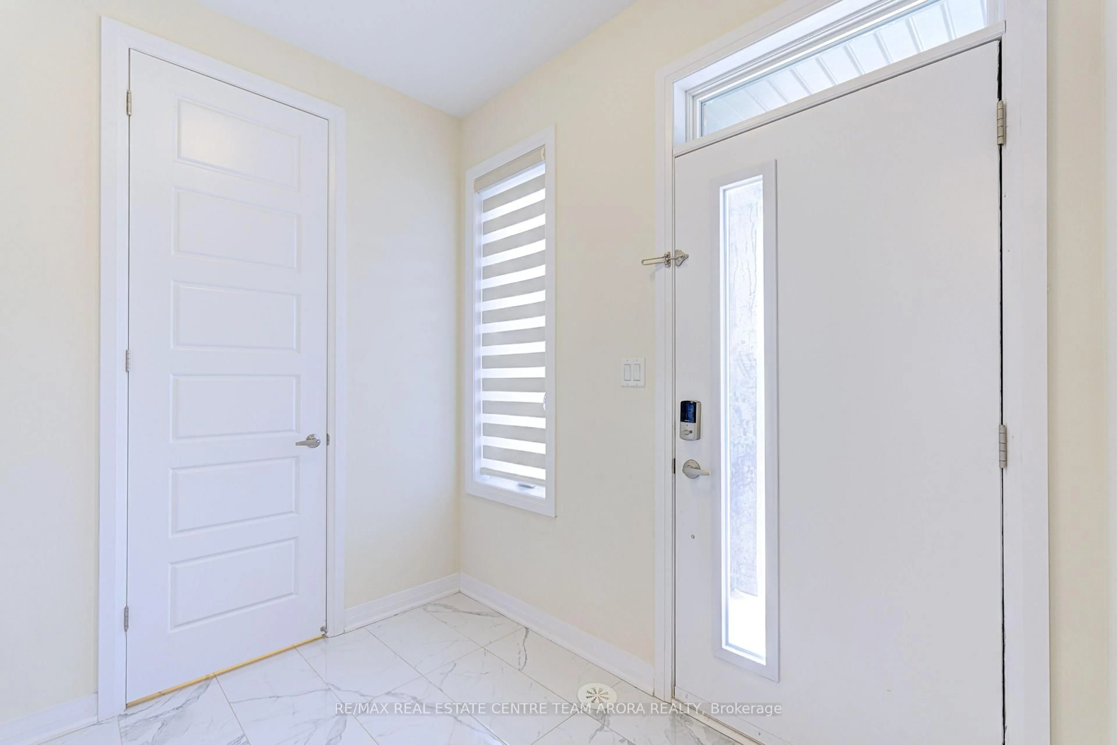 Indoor entryway for 106 Settlers Rd, Oakville Ontario L6H 7W5
