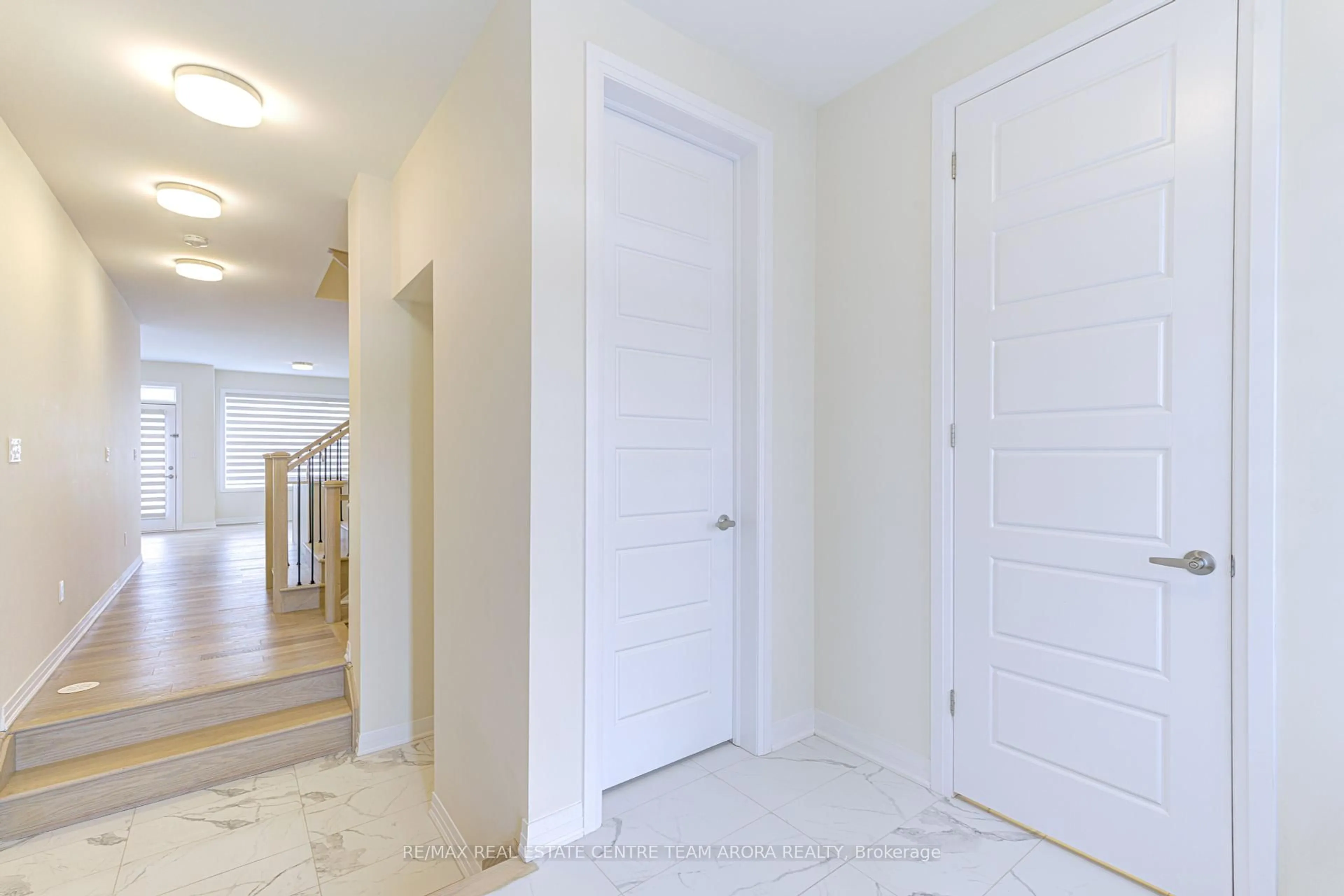 Indoor entryway for 106 Settlers Rd, Oakville Ontario L6H 7W5