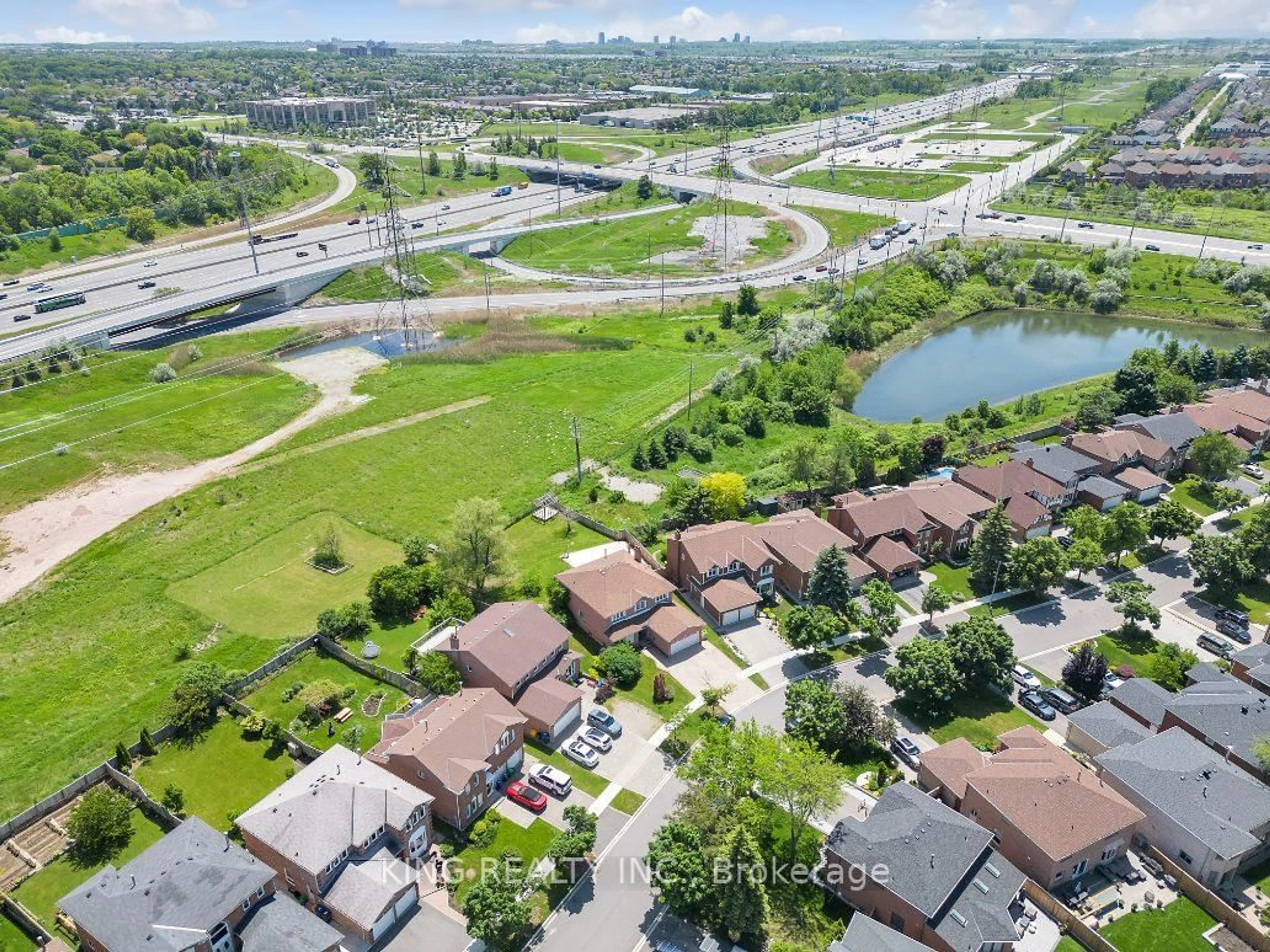 A pic from outside/outdoor area/front of a property/back of a property/a pic from drone, street for 2606 Ambercroft Tr, Mississauga Ontario L5M 4K3