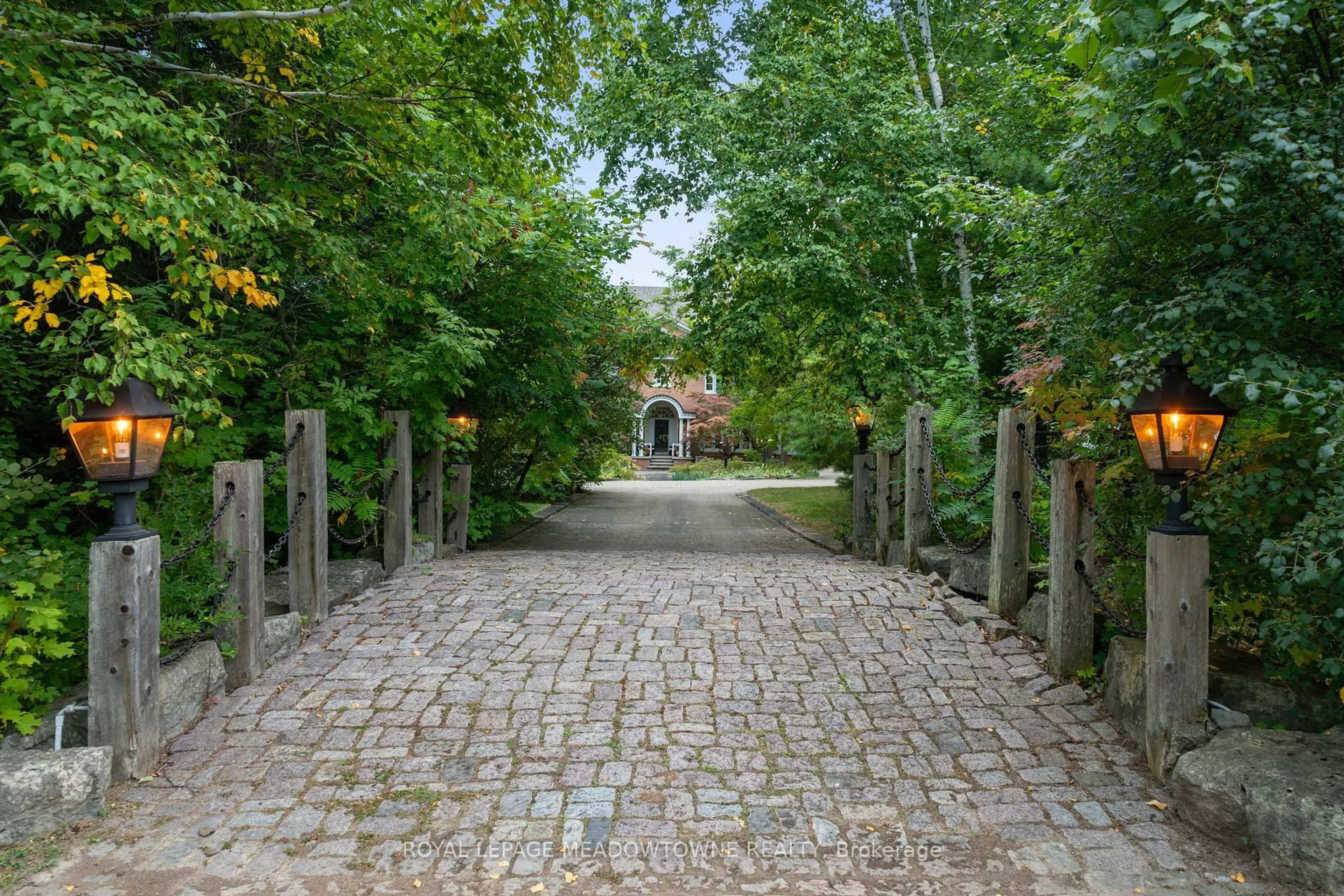 Patio, street for 2097 Grange Side Rd, Caledon Ontario L7C 0E7
