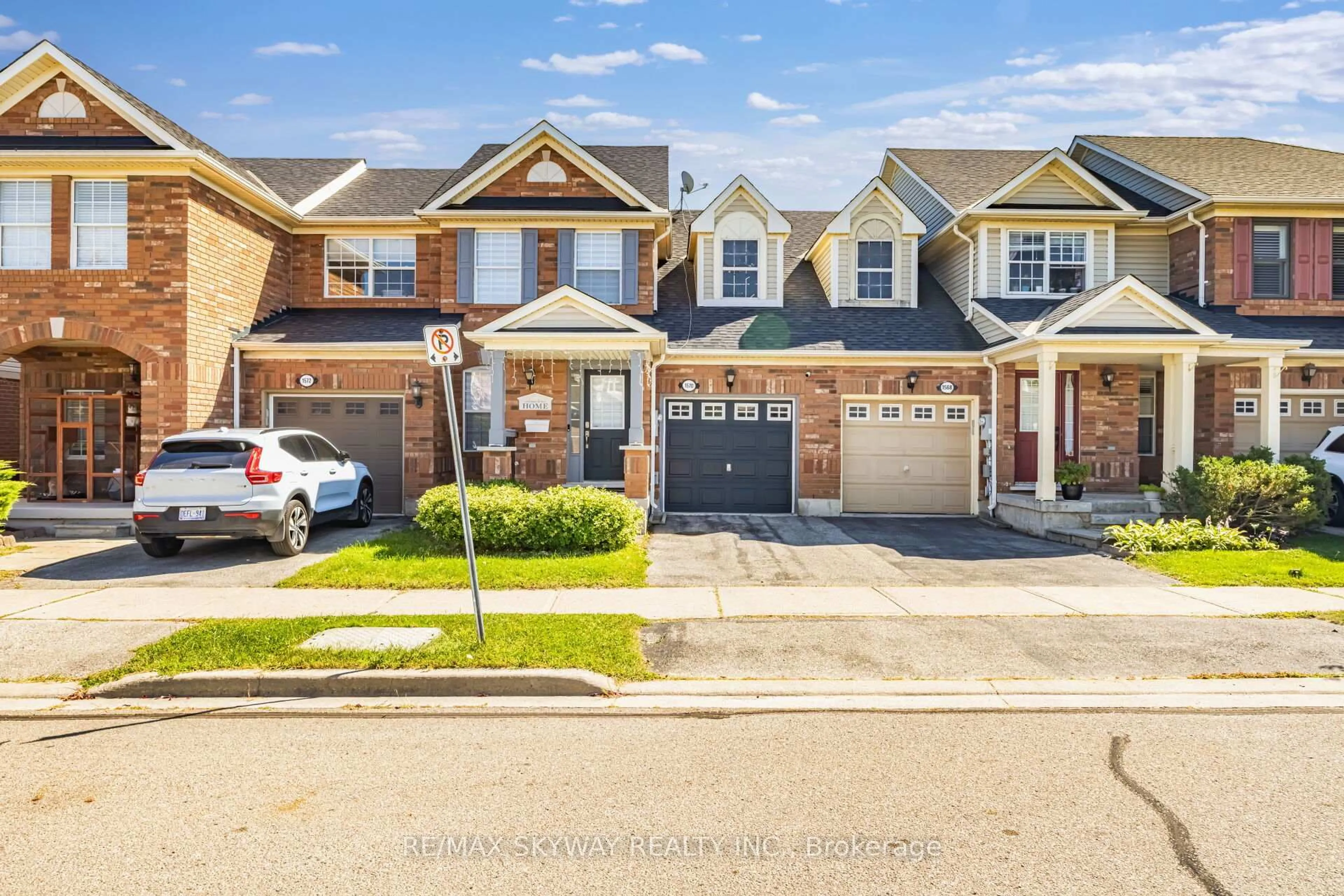 A pic from outside/outdoor area/front of a property/back of a property/a pic from drone, street for 1570 Cartwright Cres, Milton Ontario L9T 5N5