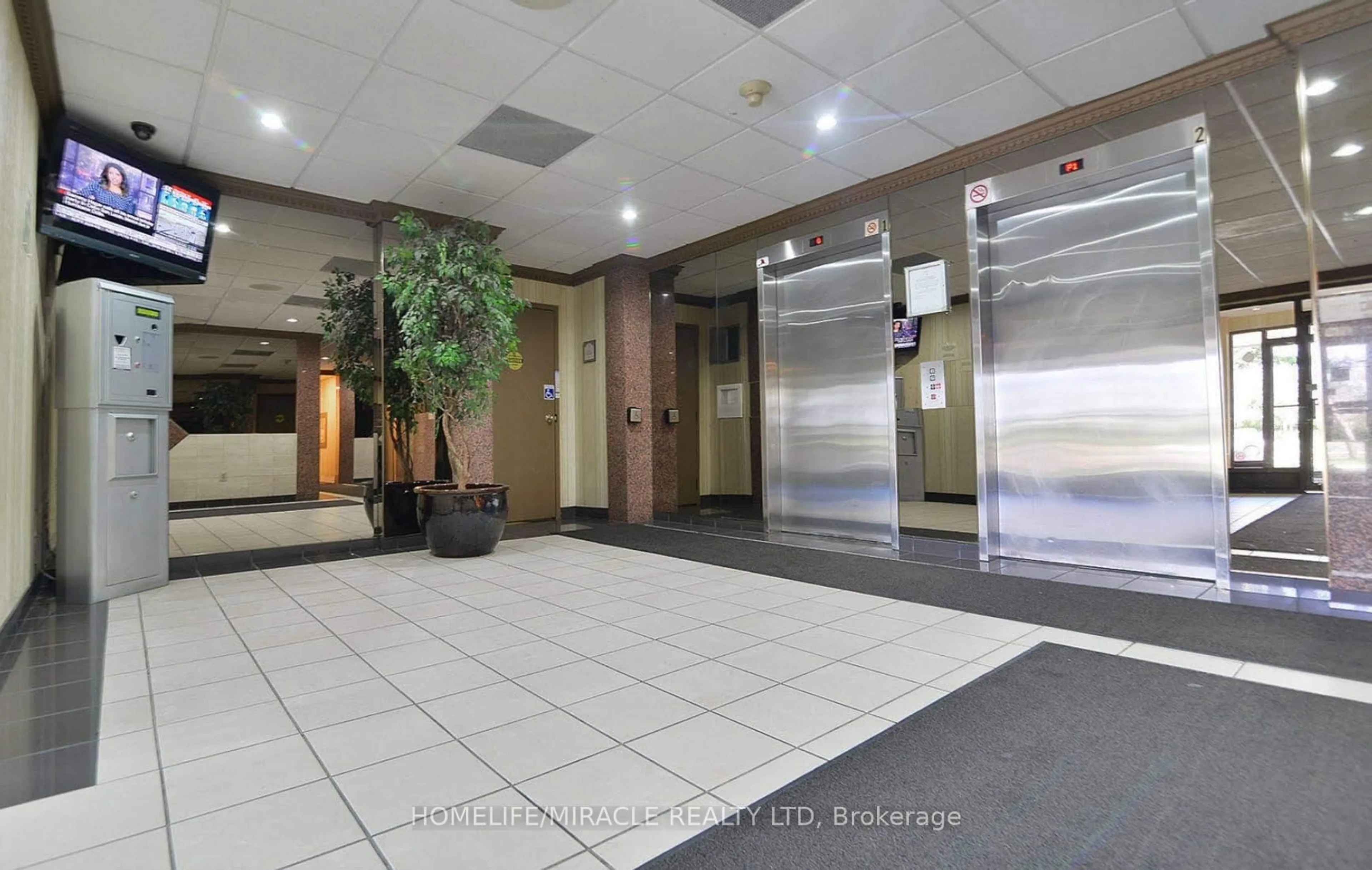 Indoor foyer for 10 Markbrook Lane #404, Toronto Ontario M9V 5E3