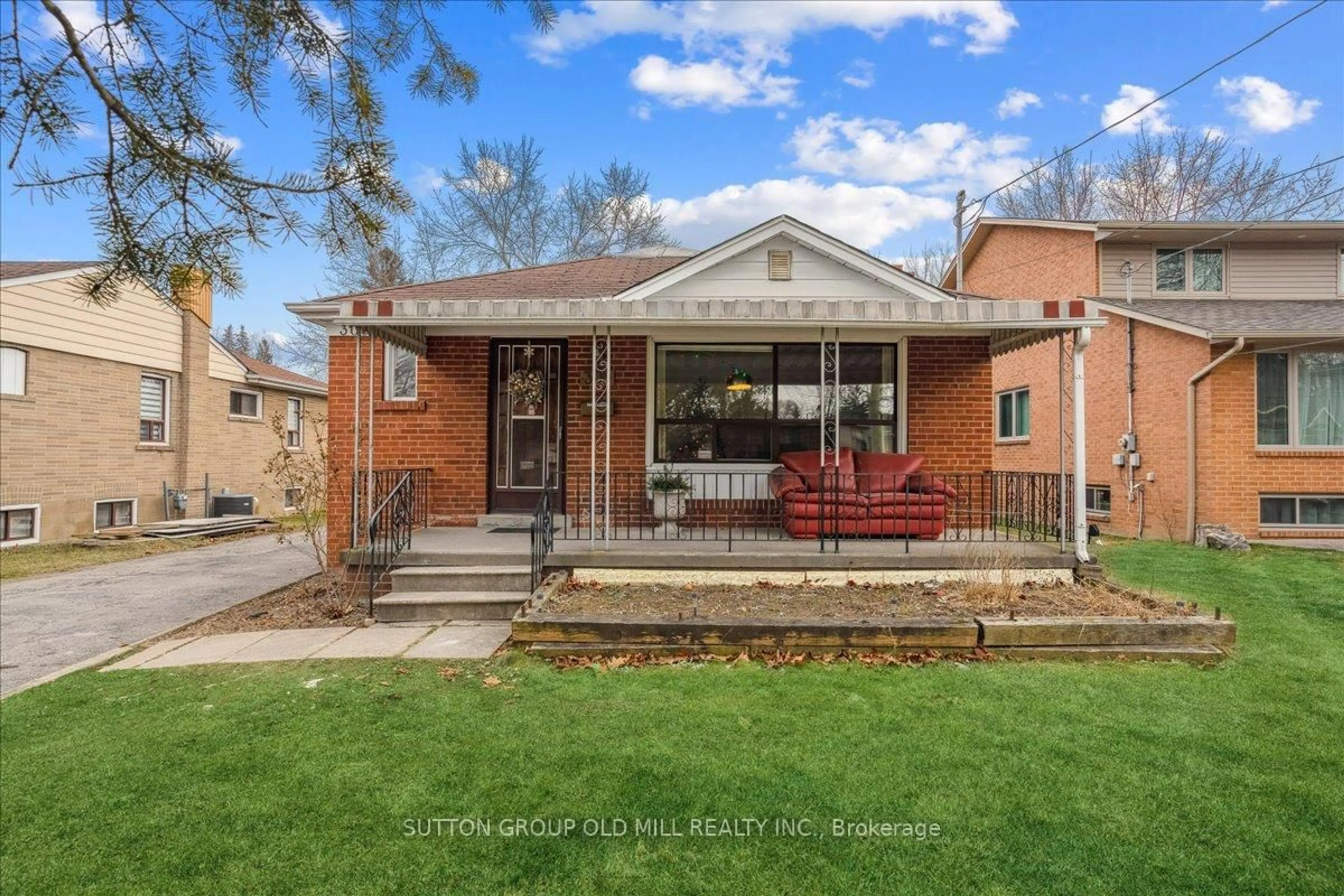 Home with brick exterior material, street for 308 Mineola Rd, Mississauga Ontario L5G 2G5