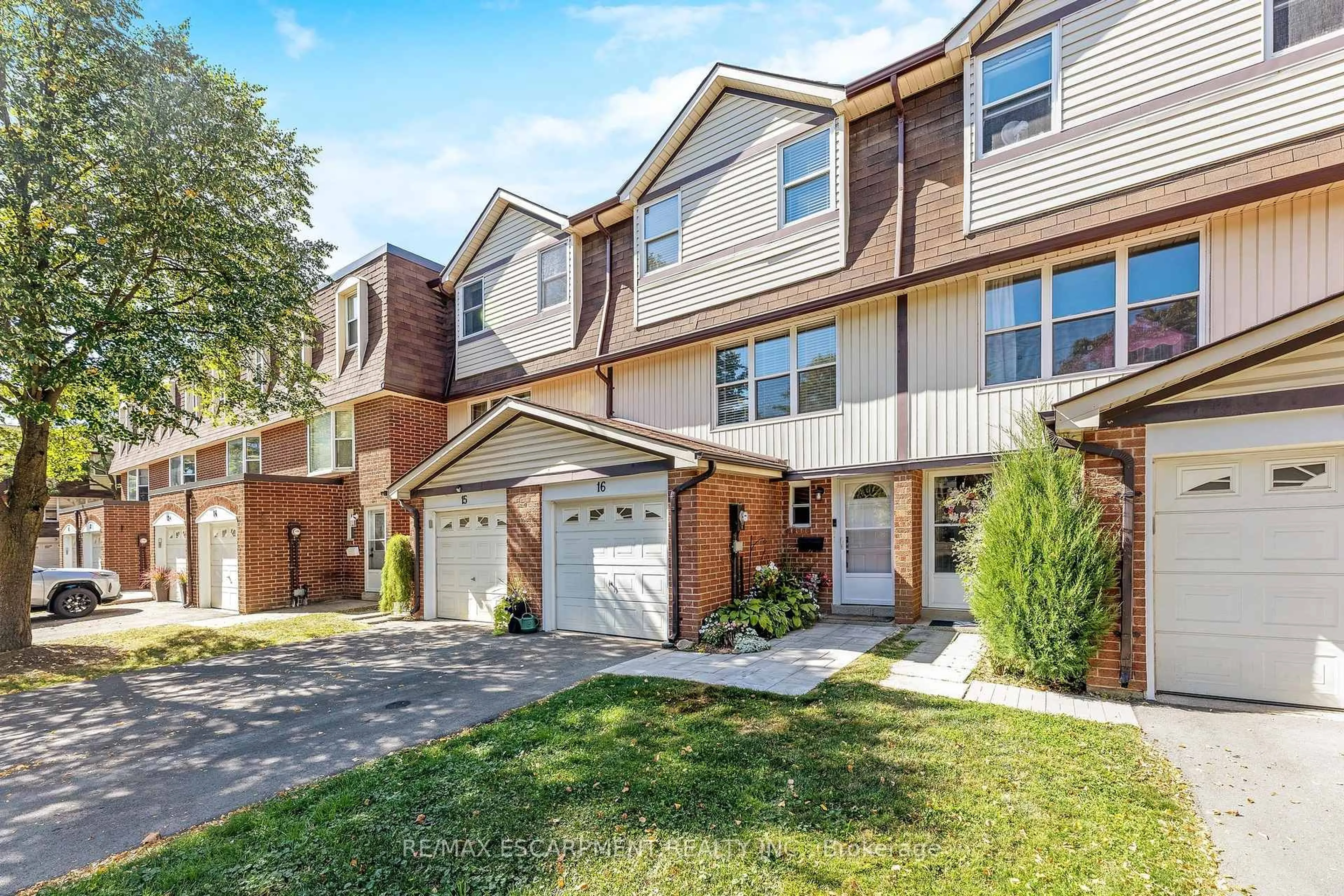 Home with brick exterior material, street for 235 Bronte St #16, Milton Ontario L9T 3V8