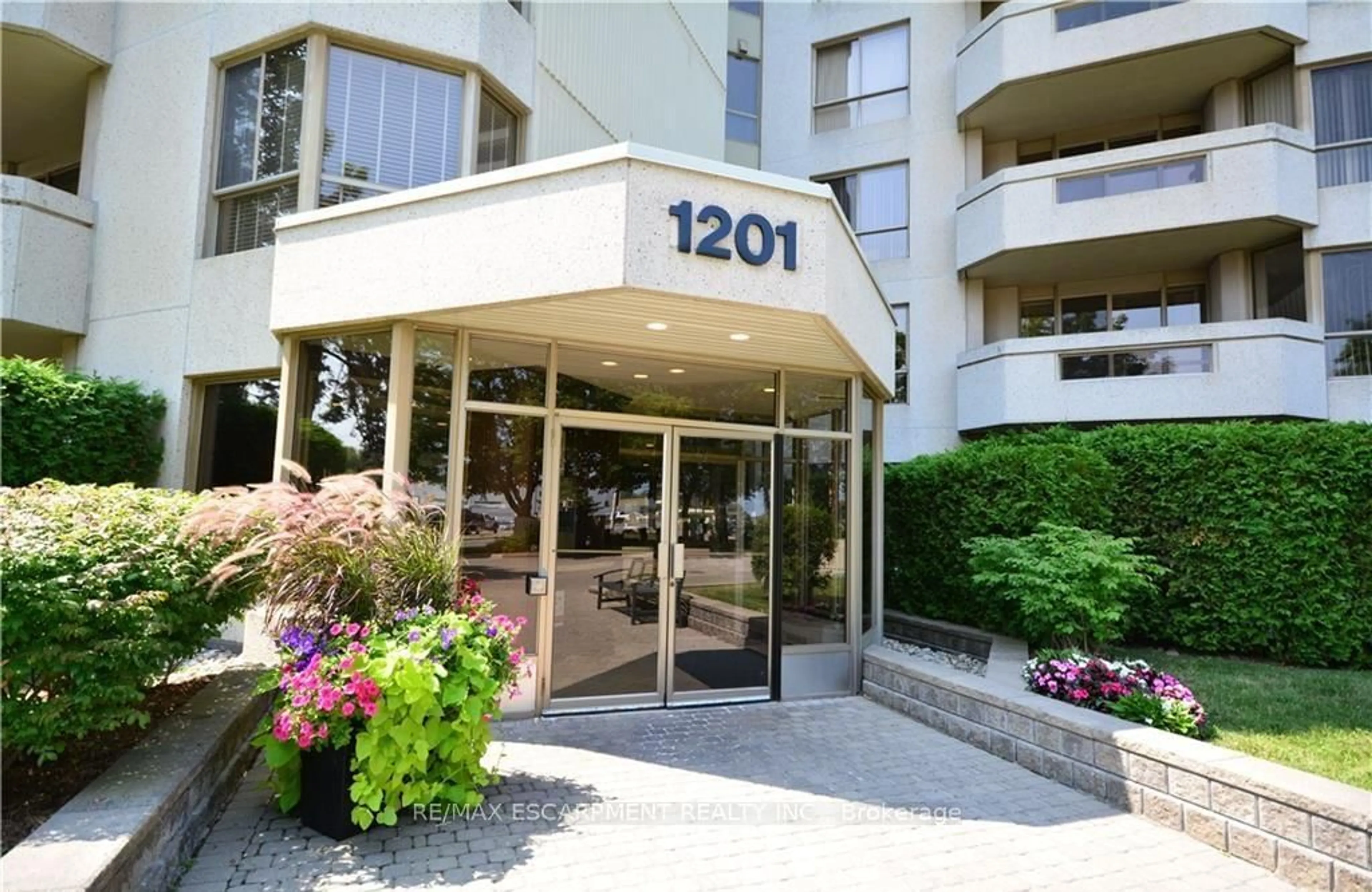 Indoor foyer for 1201 North Shore Blvd #302, Burlington Ontario L7S 1Z5