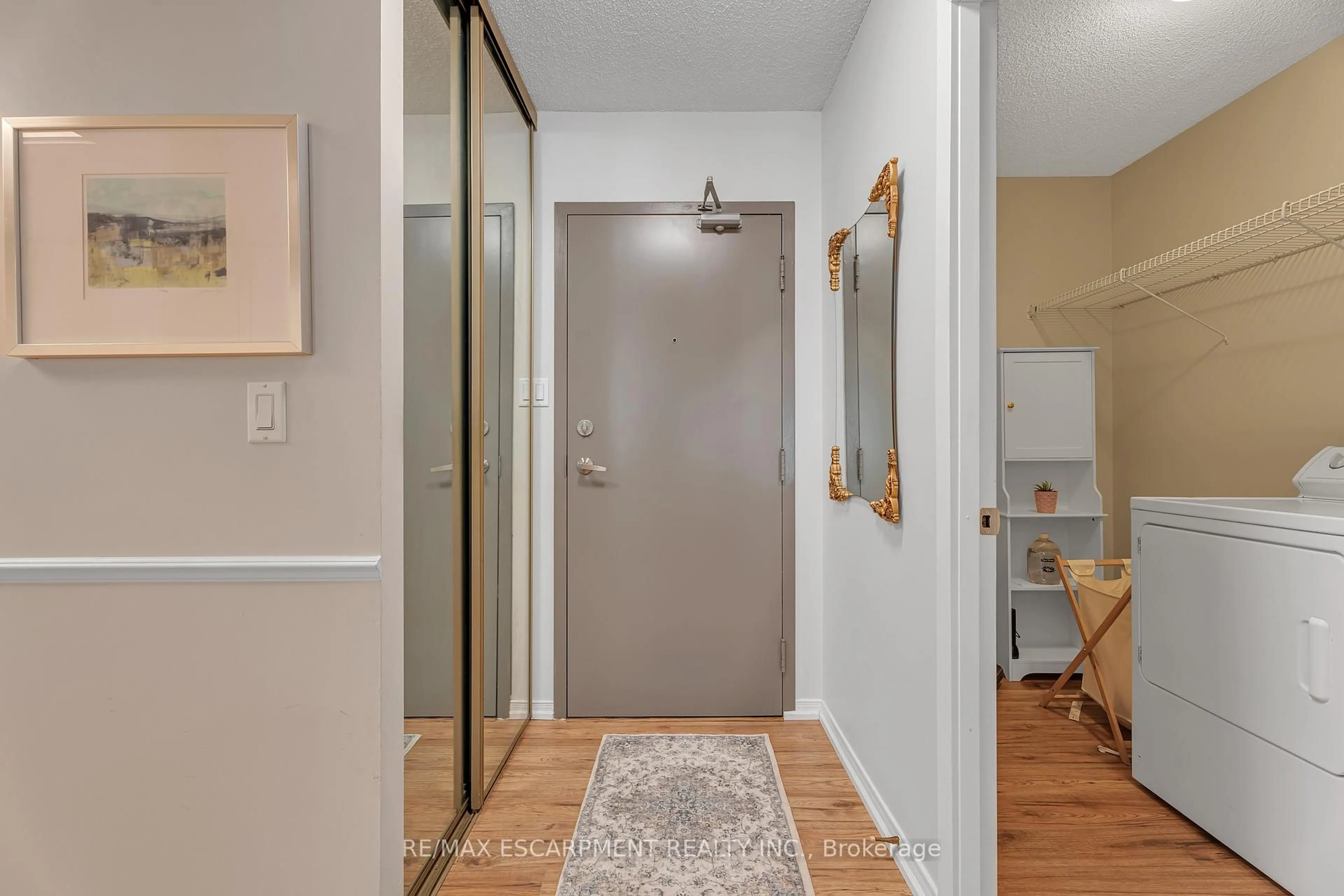 Indoor entryway for 1201 North Shore Blvd #302, Burlington Ontario L7S 1Z5