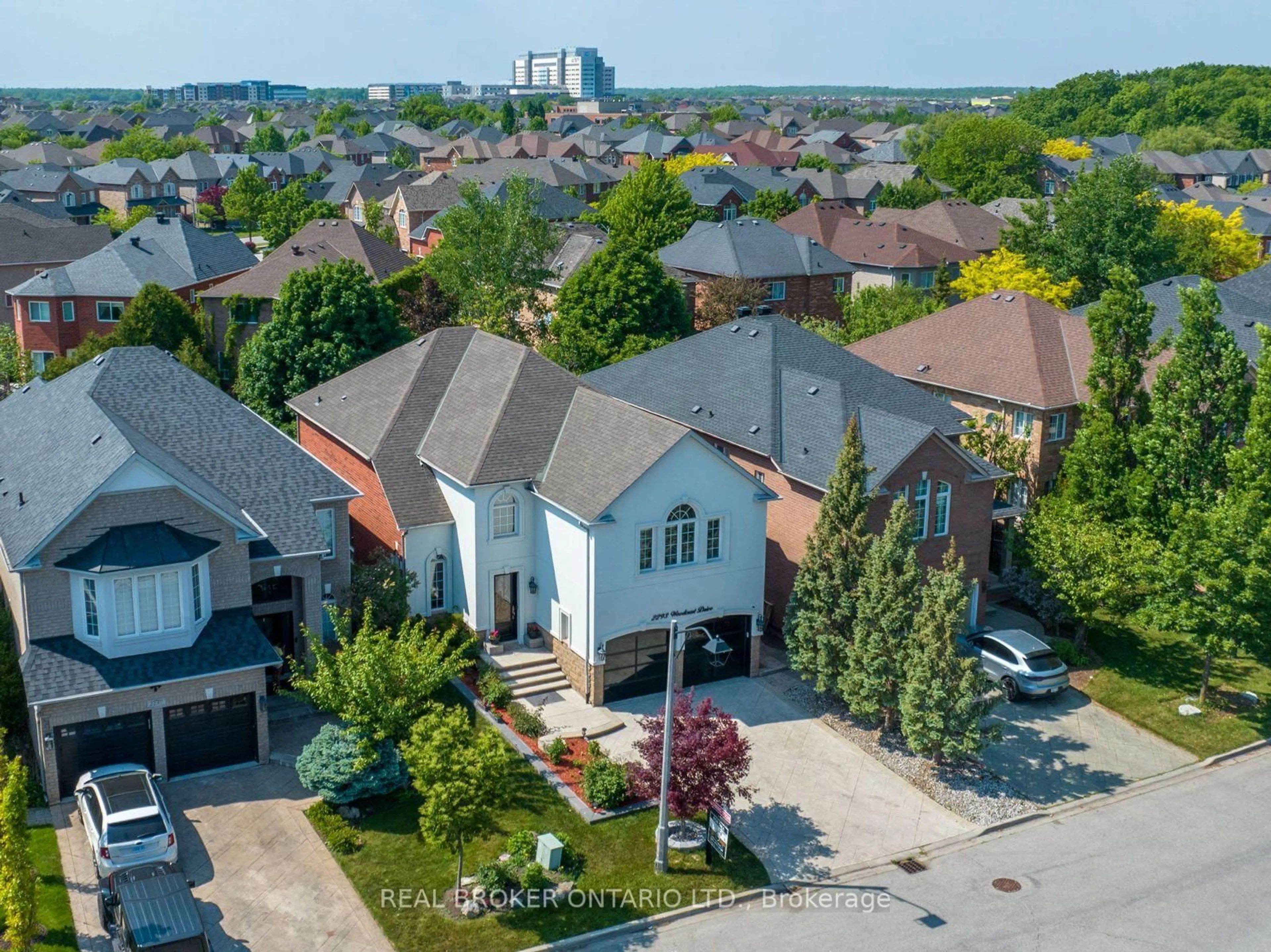 A pic from outside/outdoor area/front of a property/back of a property/a pic from drone, street for 2293 Woodcrest Dr, Oakville Ontario L6M 4C5