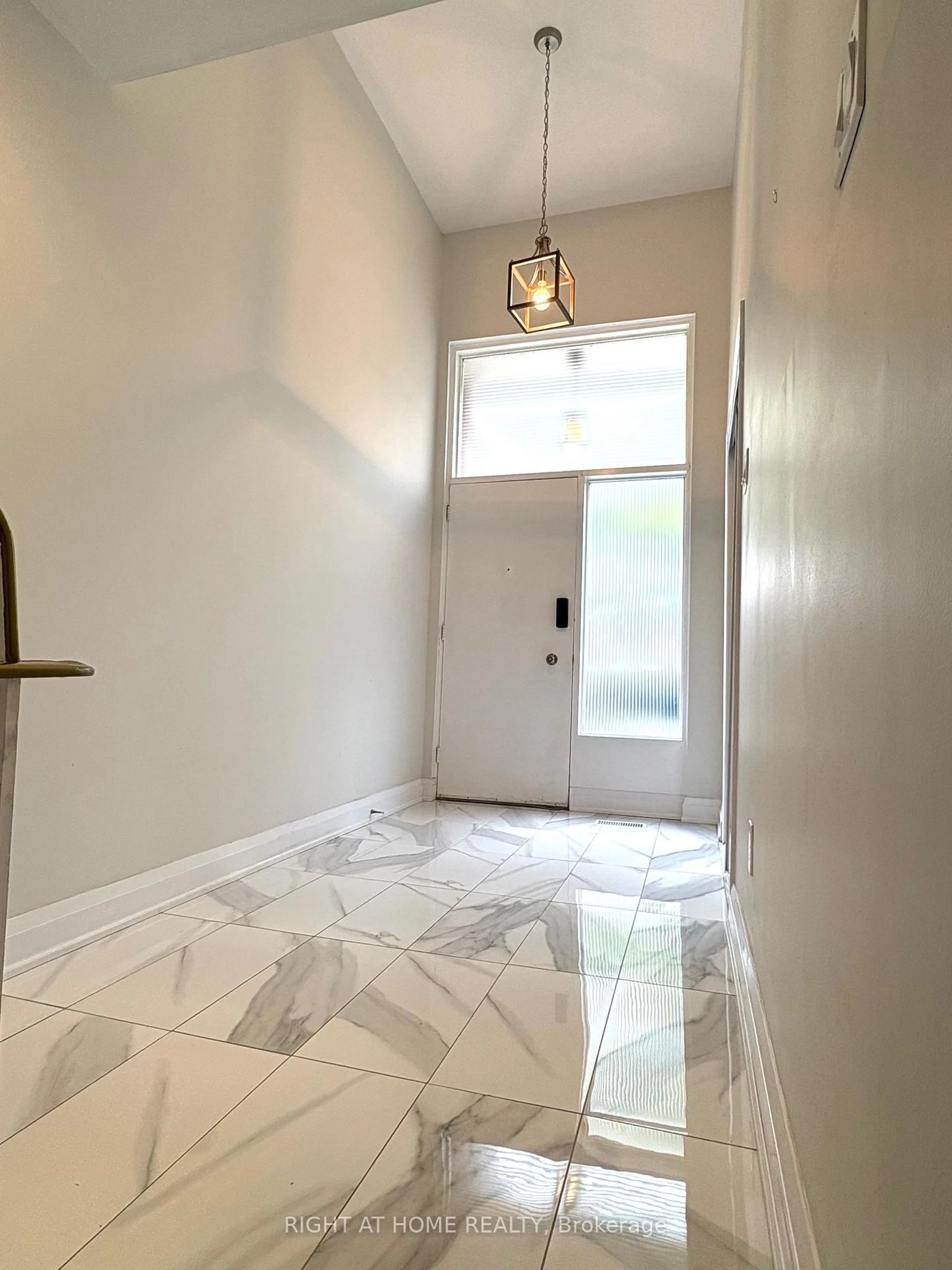 Indoor entryway for 5473 schueller Cres, Burlington Ontario L7L 3T1