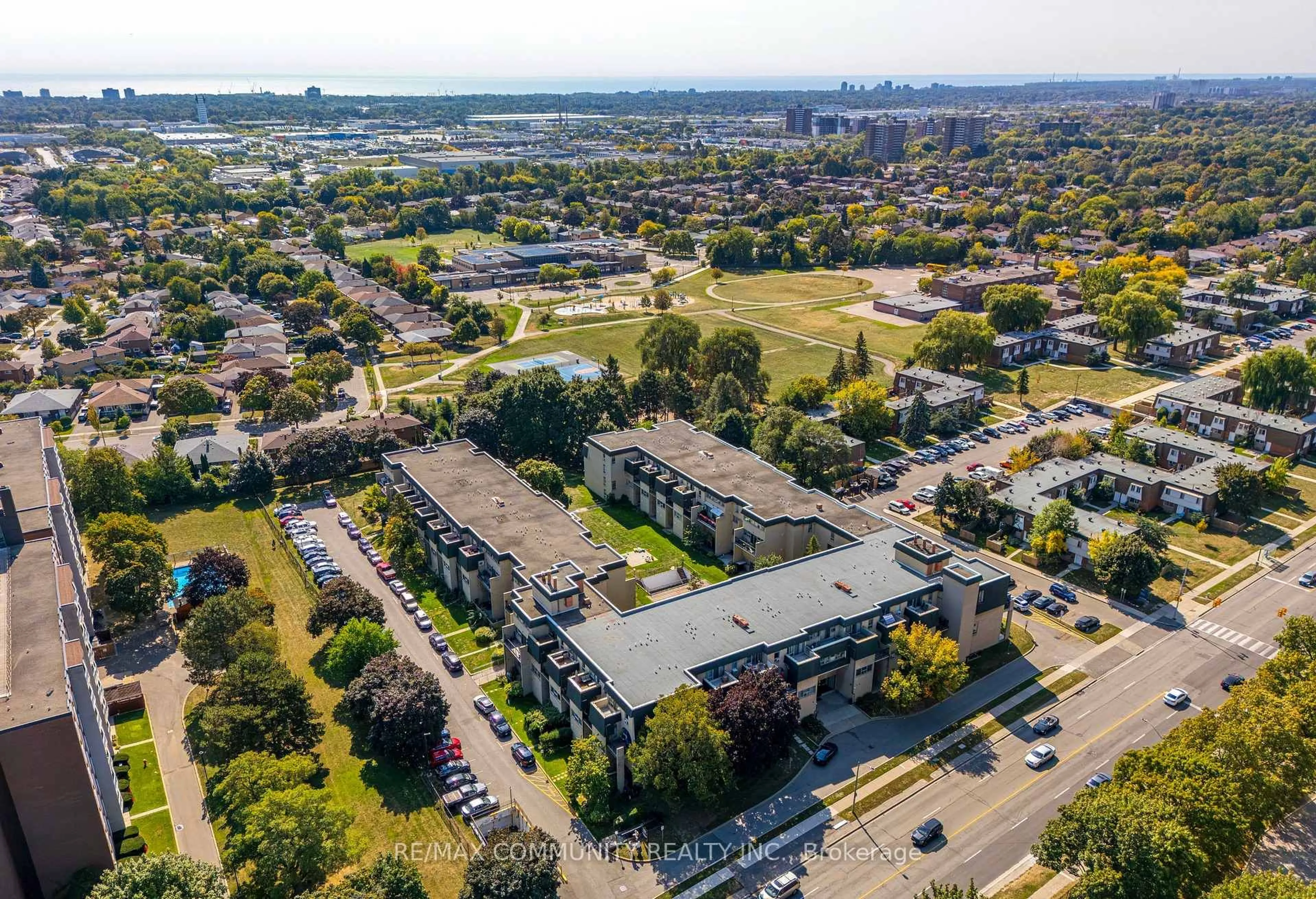 A pic from outside/outdoor area/front of a property/back of a property/a pic from drone, city buildings view from balcony for 1624 Bloor St #9, Mississauga Ontario L4X 2S2
