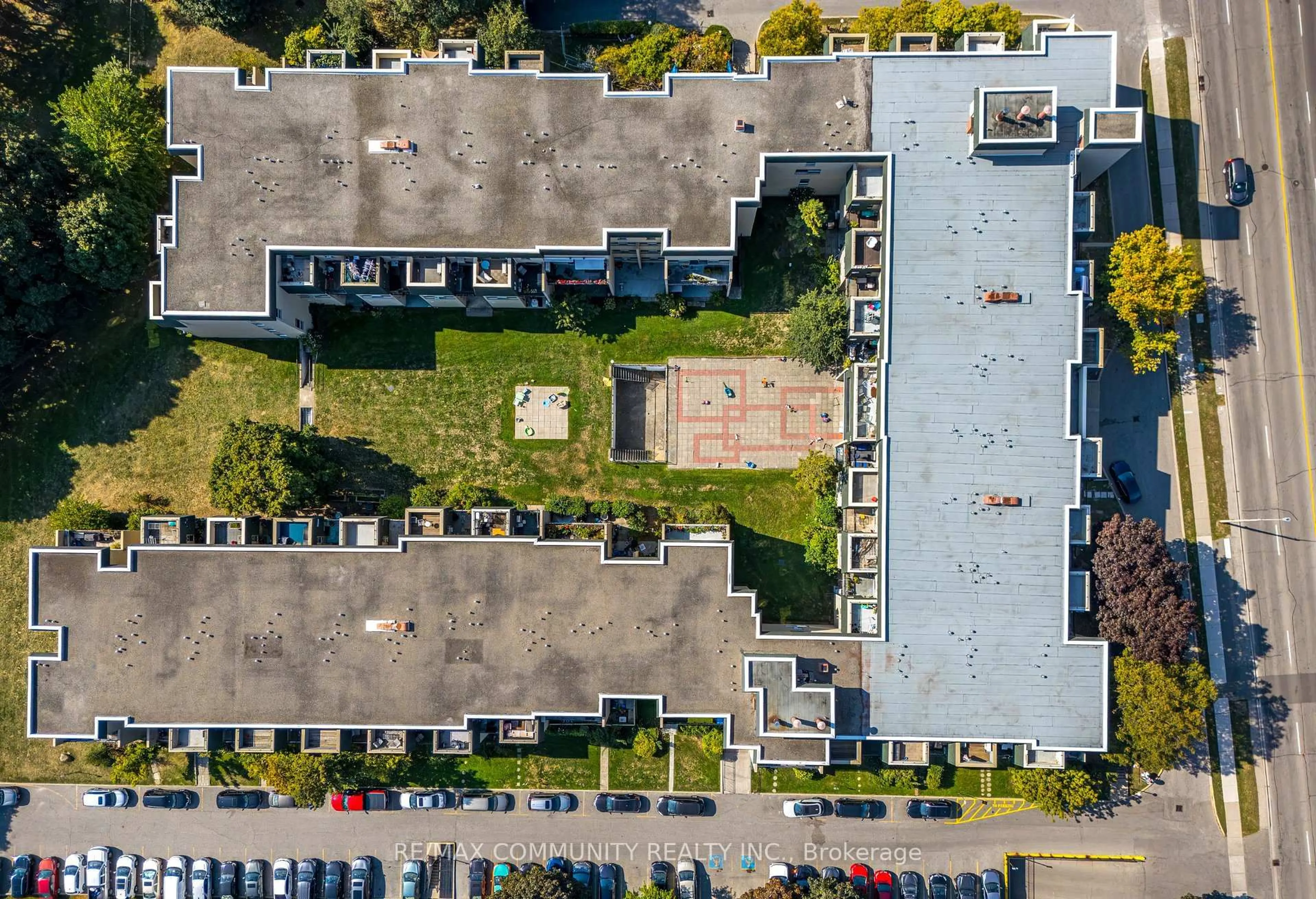 A pic from outside/outdoor area/front of a property/back of a property/a pic from drone, building for 1624 Bloor St #9, Mississauga Ontario L4X 2S2