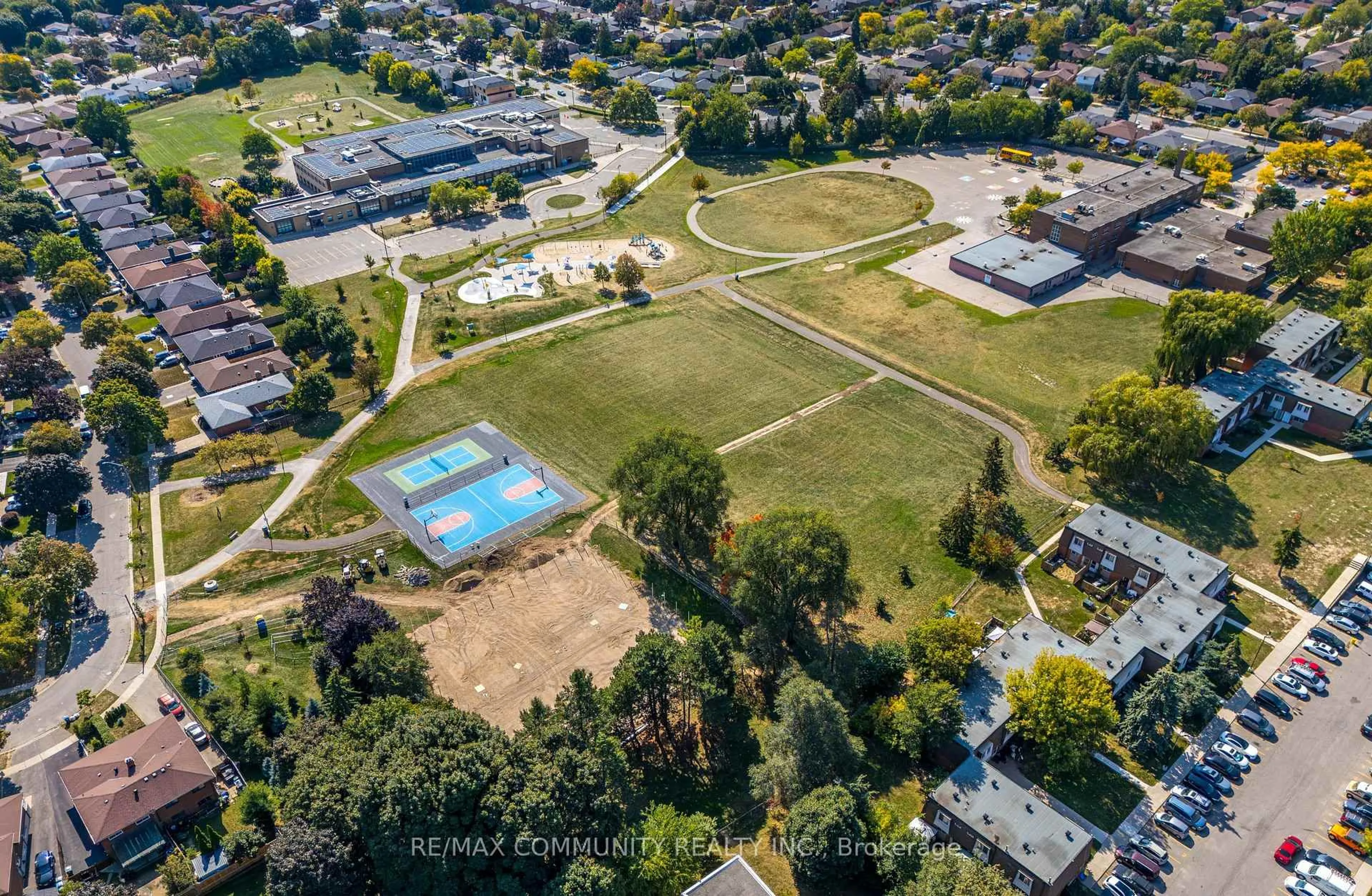 A pic from outside/outdoor area/front of a property/back of a property/a pic from drone, mountain view for 1624 Bloor St #9, Mississauga Ontario L4X 2S2