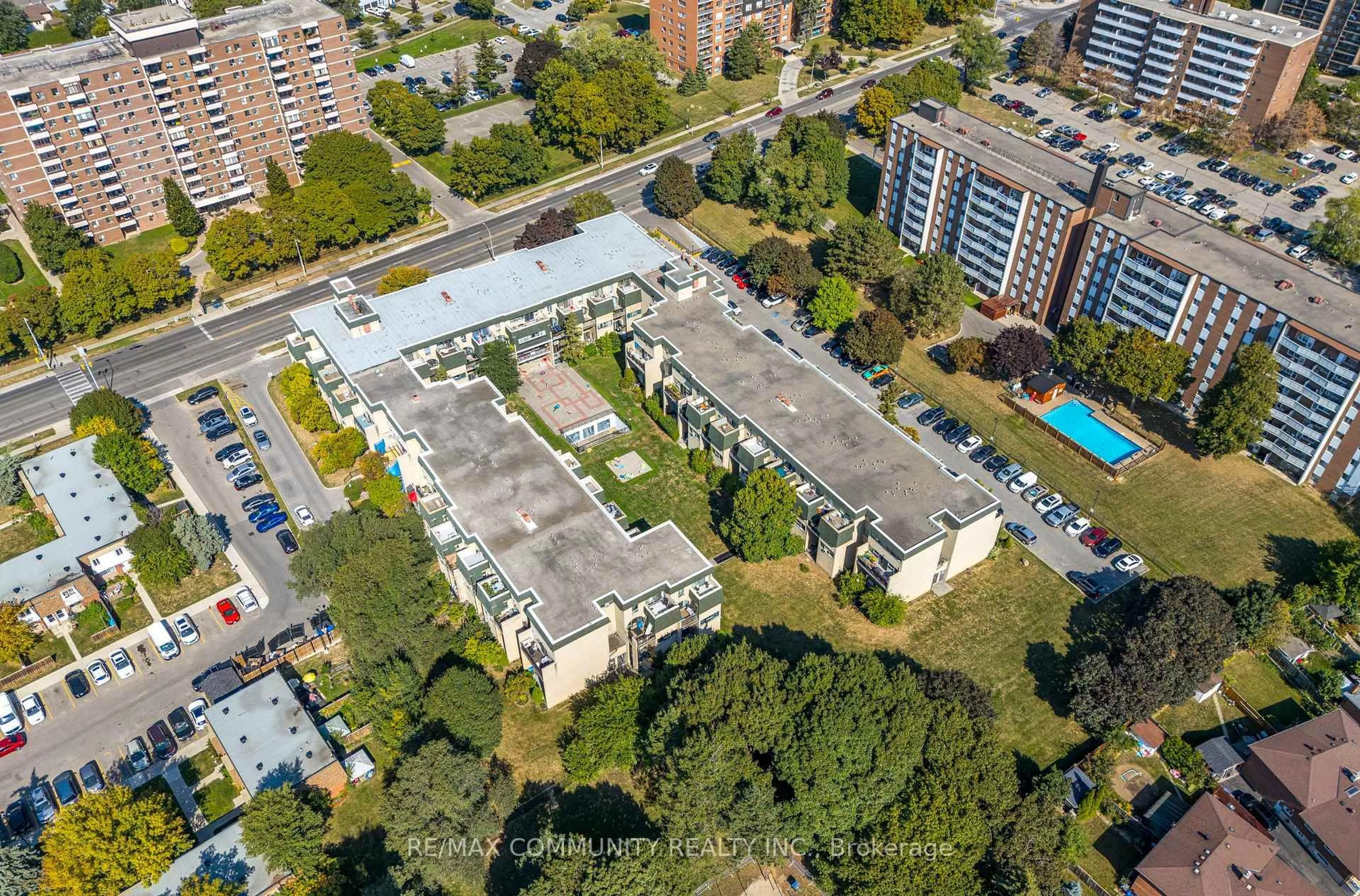 A pic from outside/outdoor area/front of a property/back of a property/a pic from drone, city buildings view from balcony for 1624 Bloor St #9, Mississauga Ontario L4X 2S2