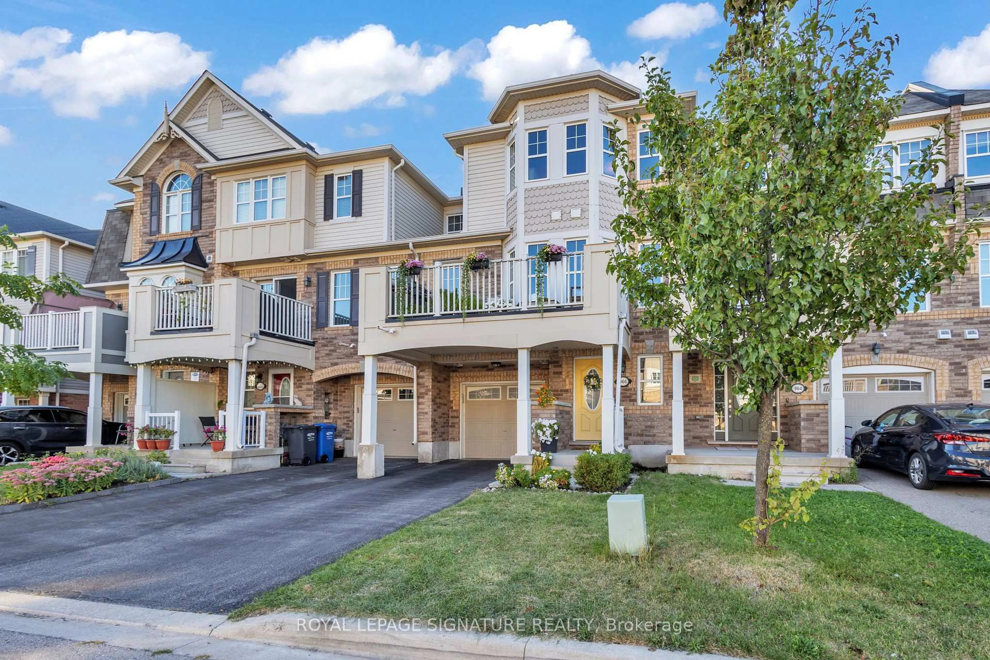 A pic from outside/outdoor area/front of a property/back of a property/a pic from drone, street for 966 Nadalin Hts, Milton Ontario L9T 8R2