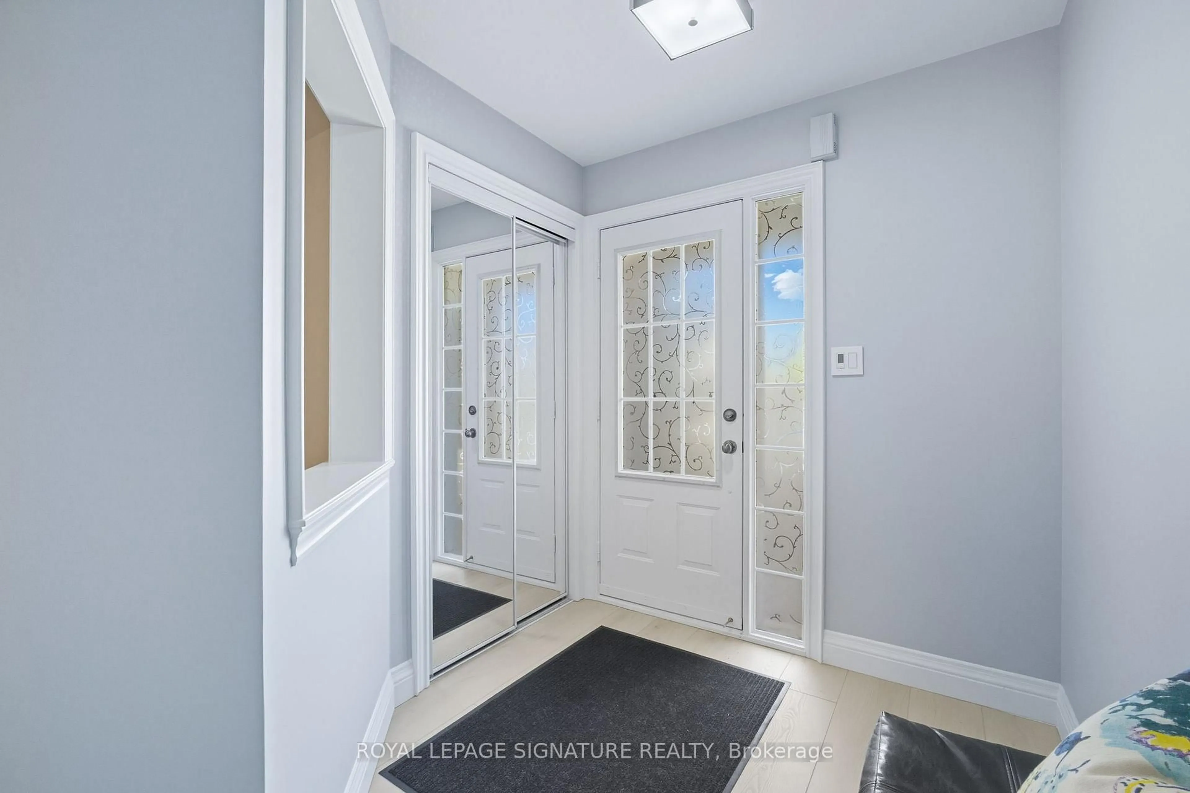 Indoor entryway for 2105 Newell Cres, Burlington Ontario L7L 7C3