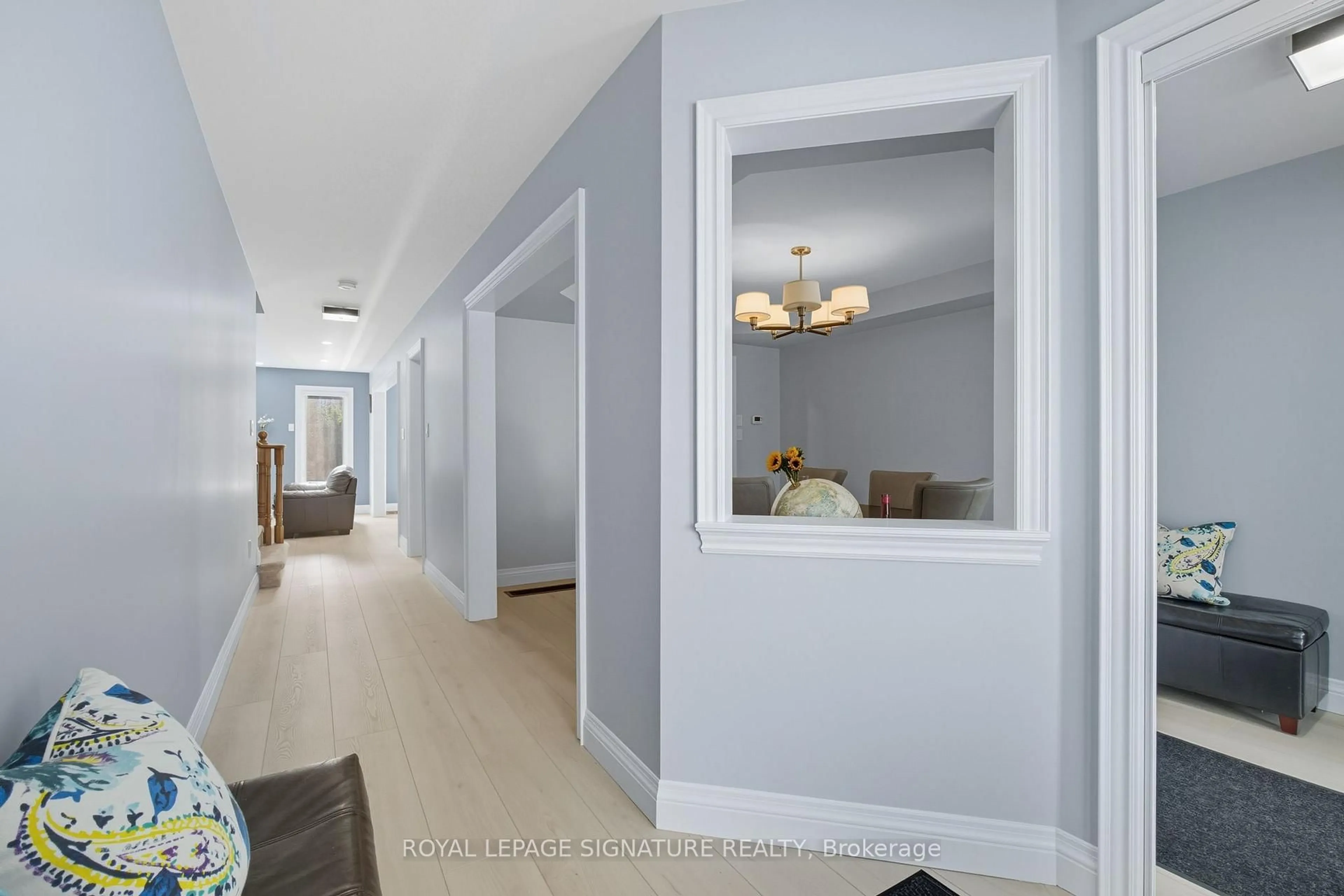 Indoor entryway for 2105 Newell Cres, Burlington Ontario L7L 7C3