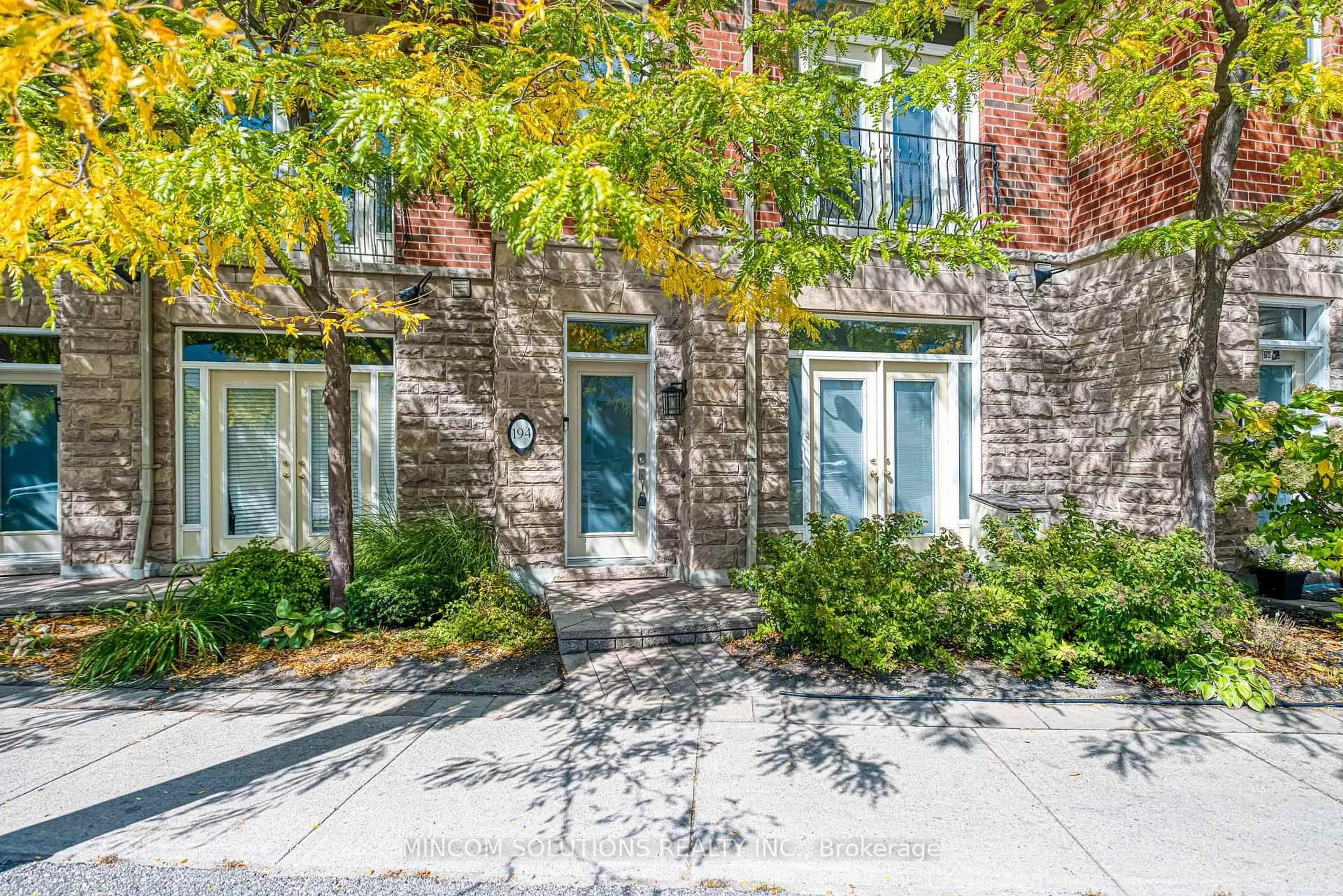 Unknown for 194 Lakeshore Rd, Mississauga Ontario L5H 1G6
