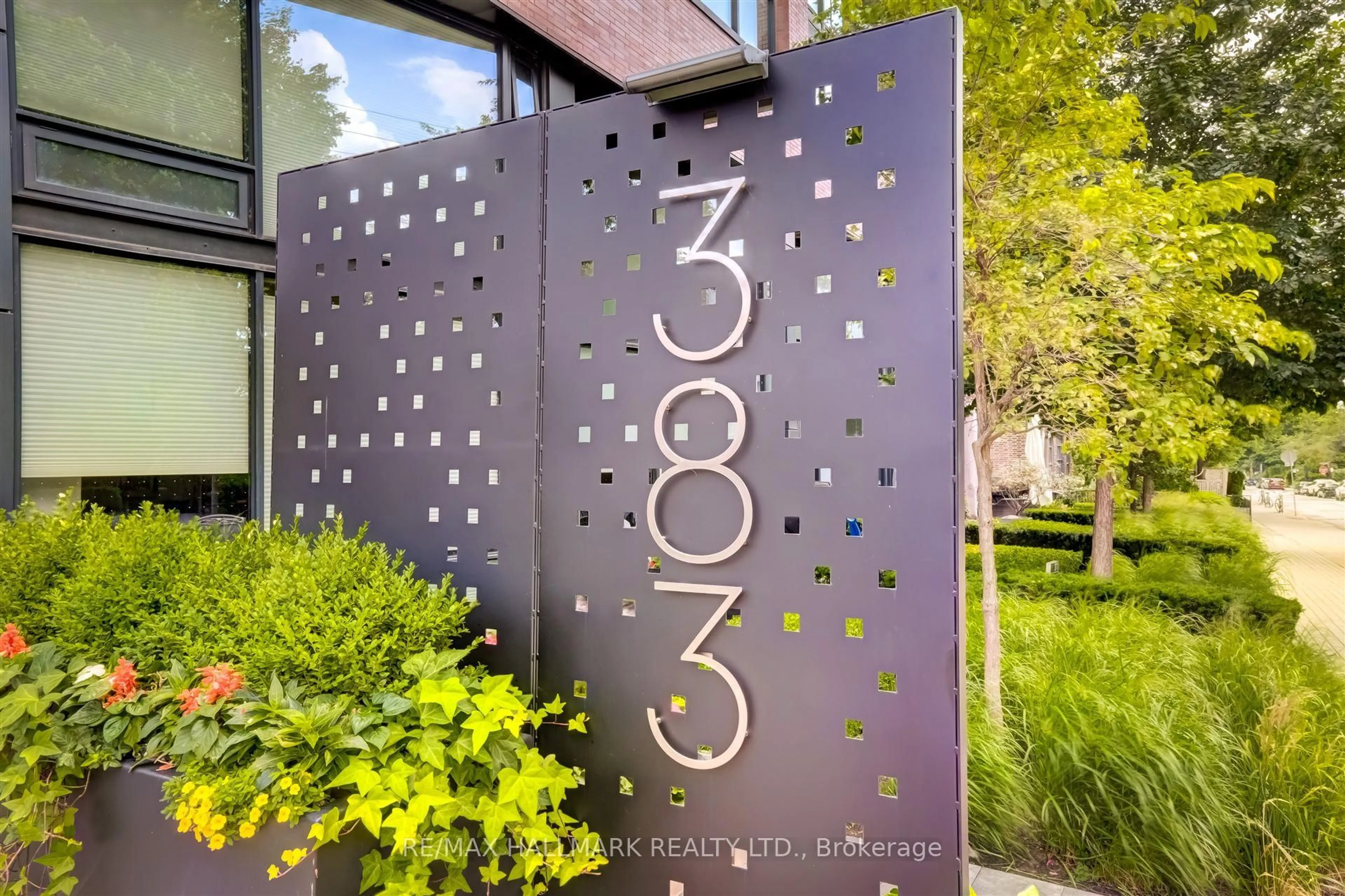 Indoor foyer for 383 Sorauren Ave #209, Toronto Ontario M6R 0A4