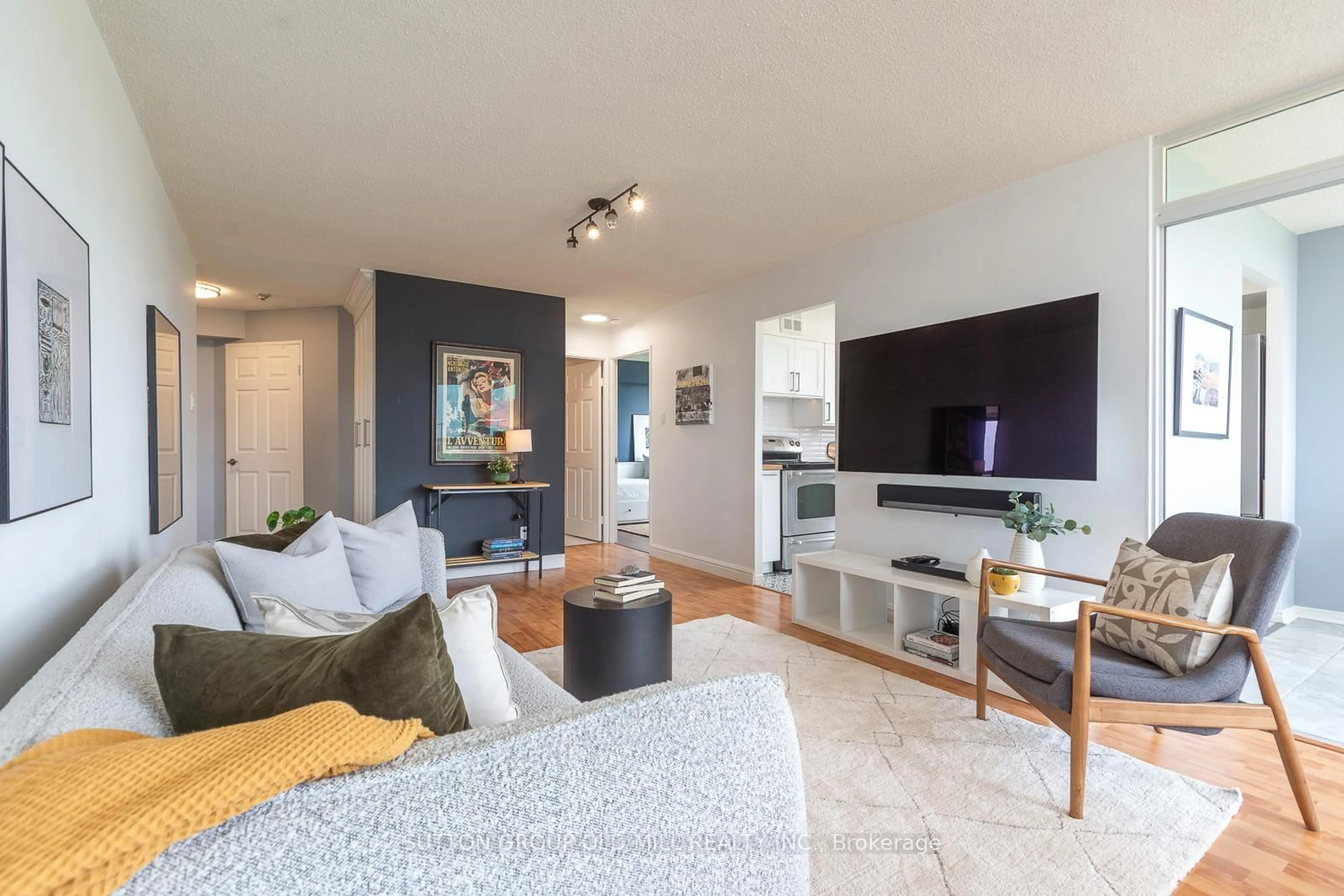 Living room with furniture, unknown for 1485 Lakeshore Rd #1014, Mississauga Ontario L5E 3G2