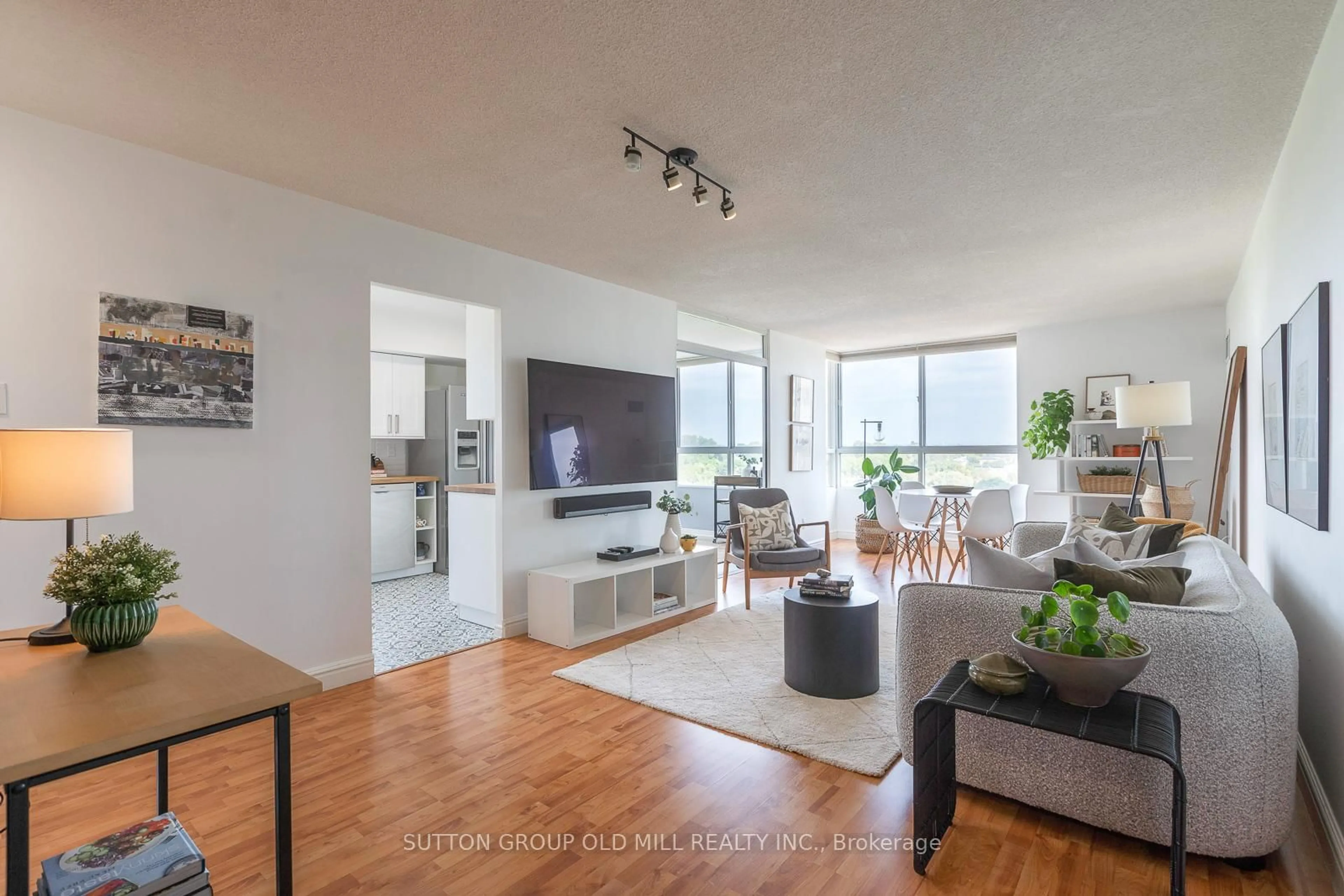 Living room with furniture, unknown for 1485 Lakeshore Rd #1014, Mississauga Ontario L5E 3G2