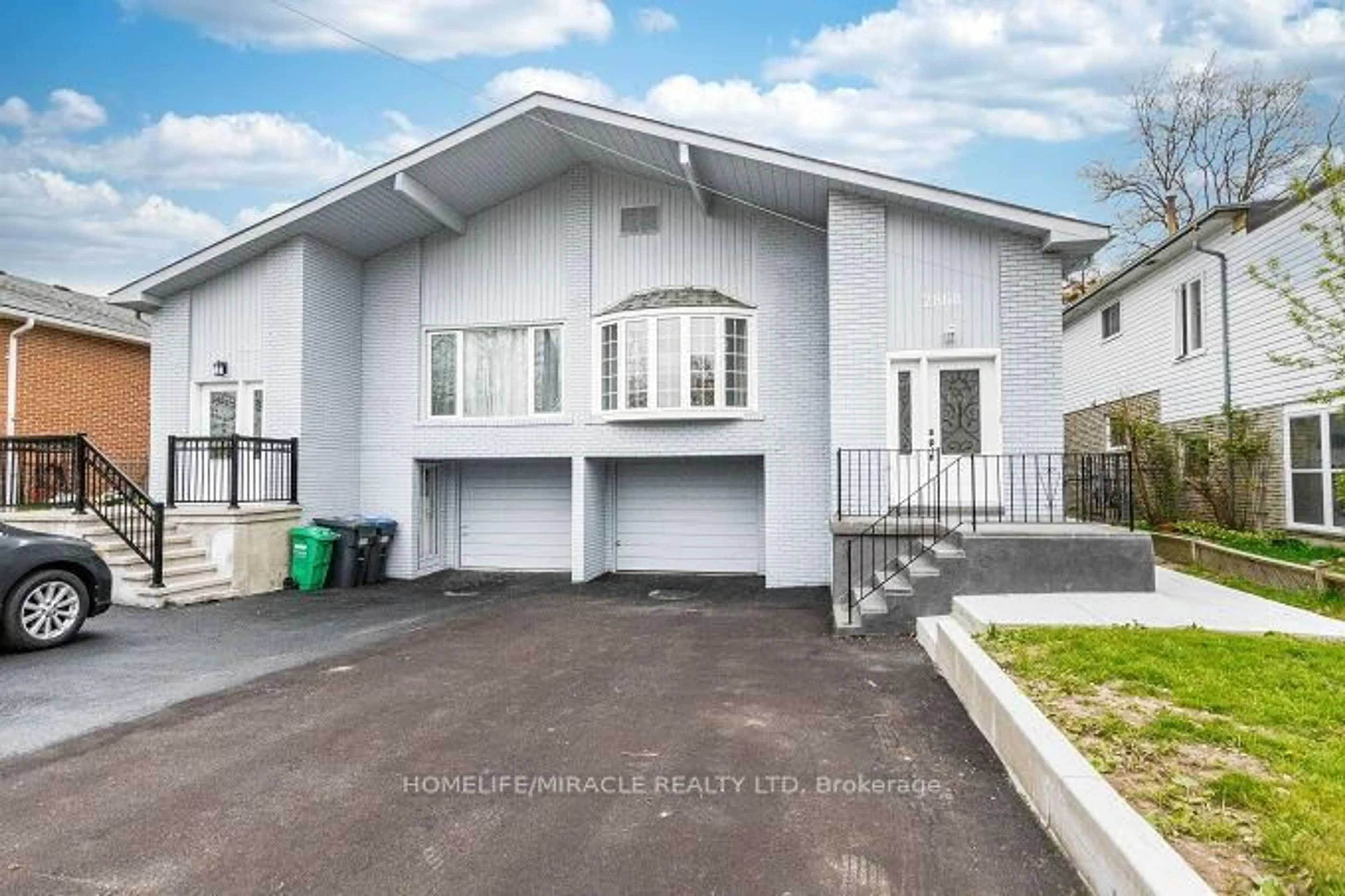 Home with vinyl exterior material, street for 2868 Windjammer Rd, Mississauga Ontario L5L 1T7
