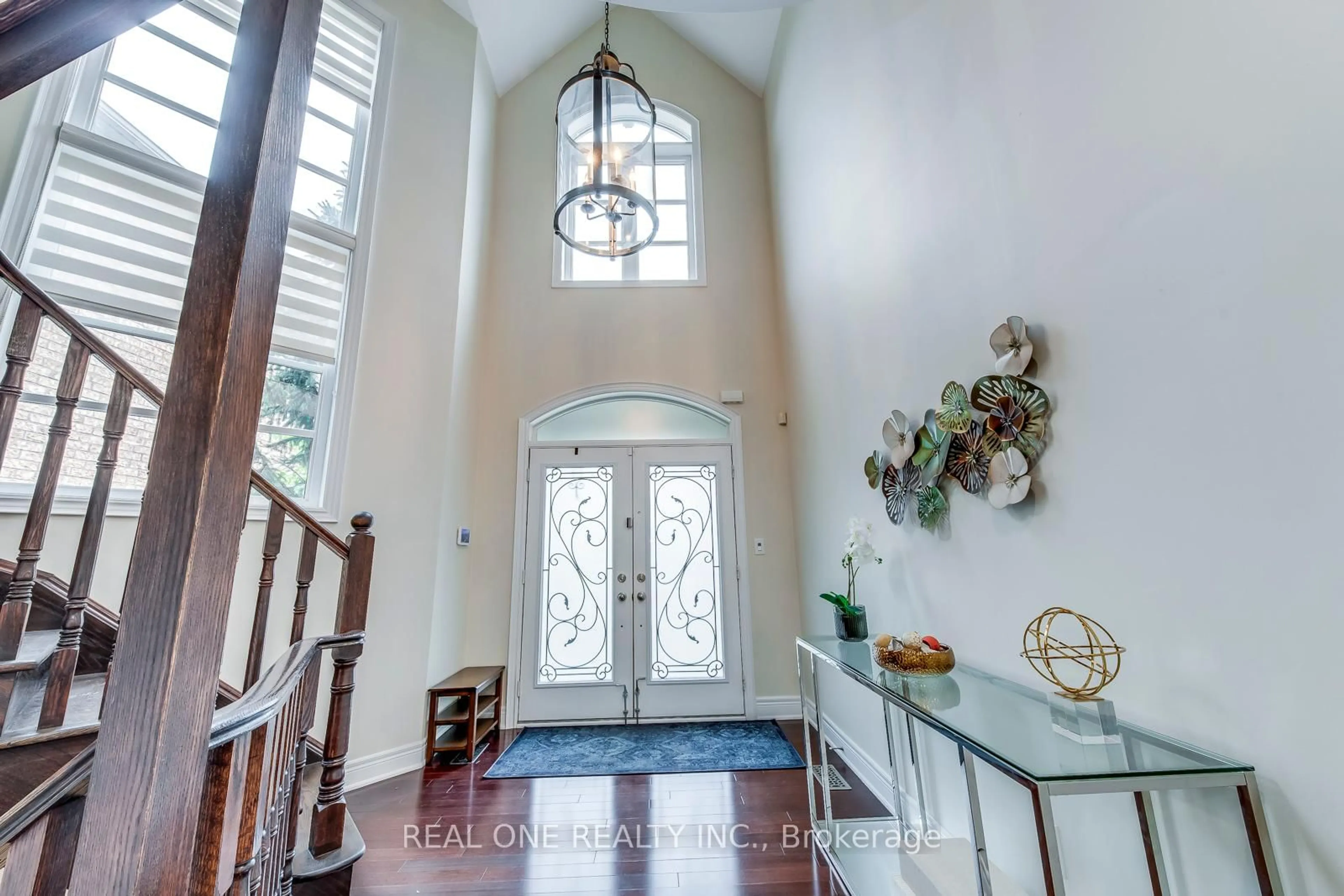Indoor entryway for 2336 Thruxton Dr, Oakville Ontario L6H 0C5