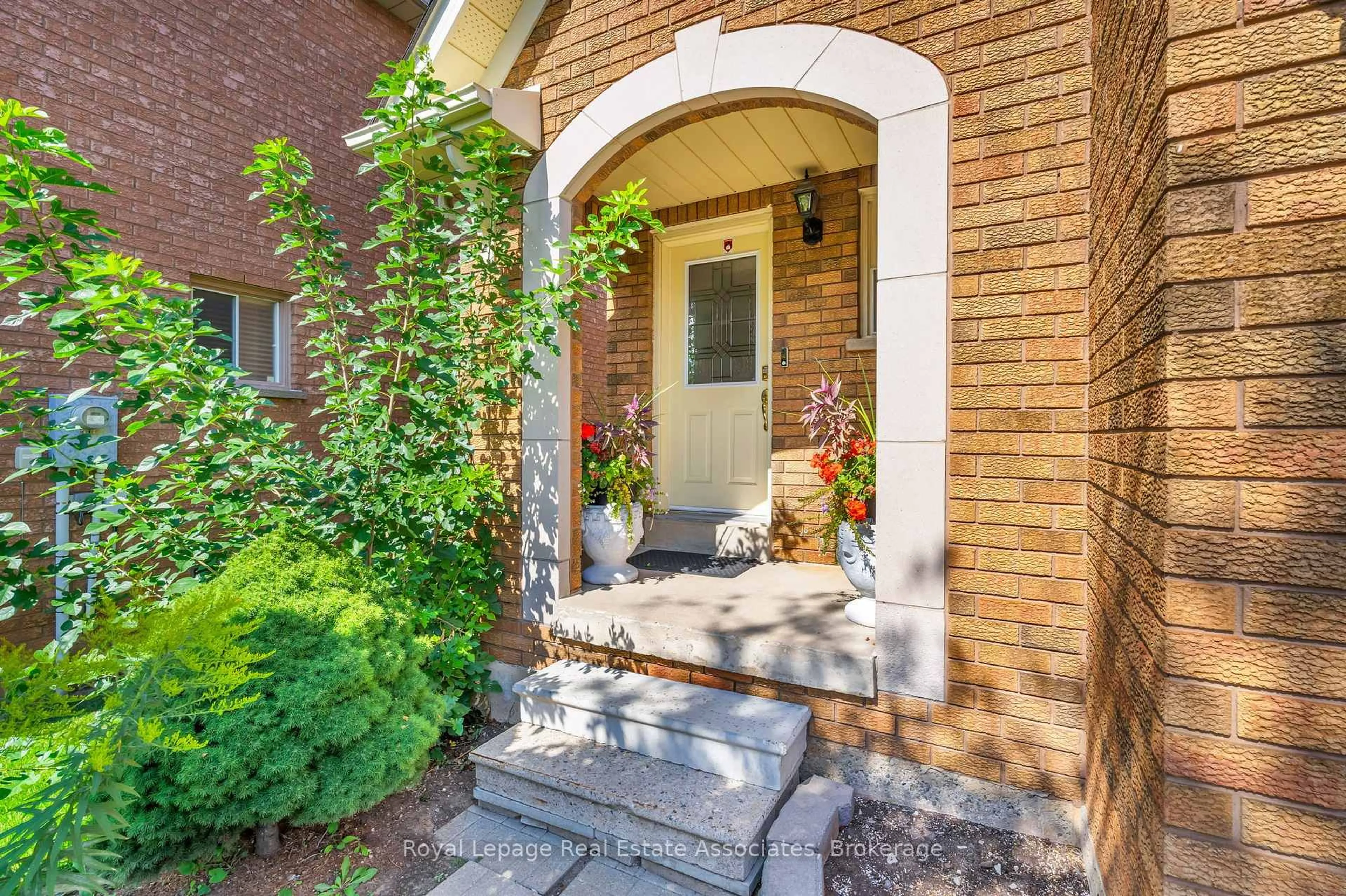 Unknown for 2543 Scarth Crt, Mississauga Ontario L5M 5L2