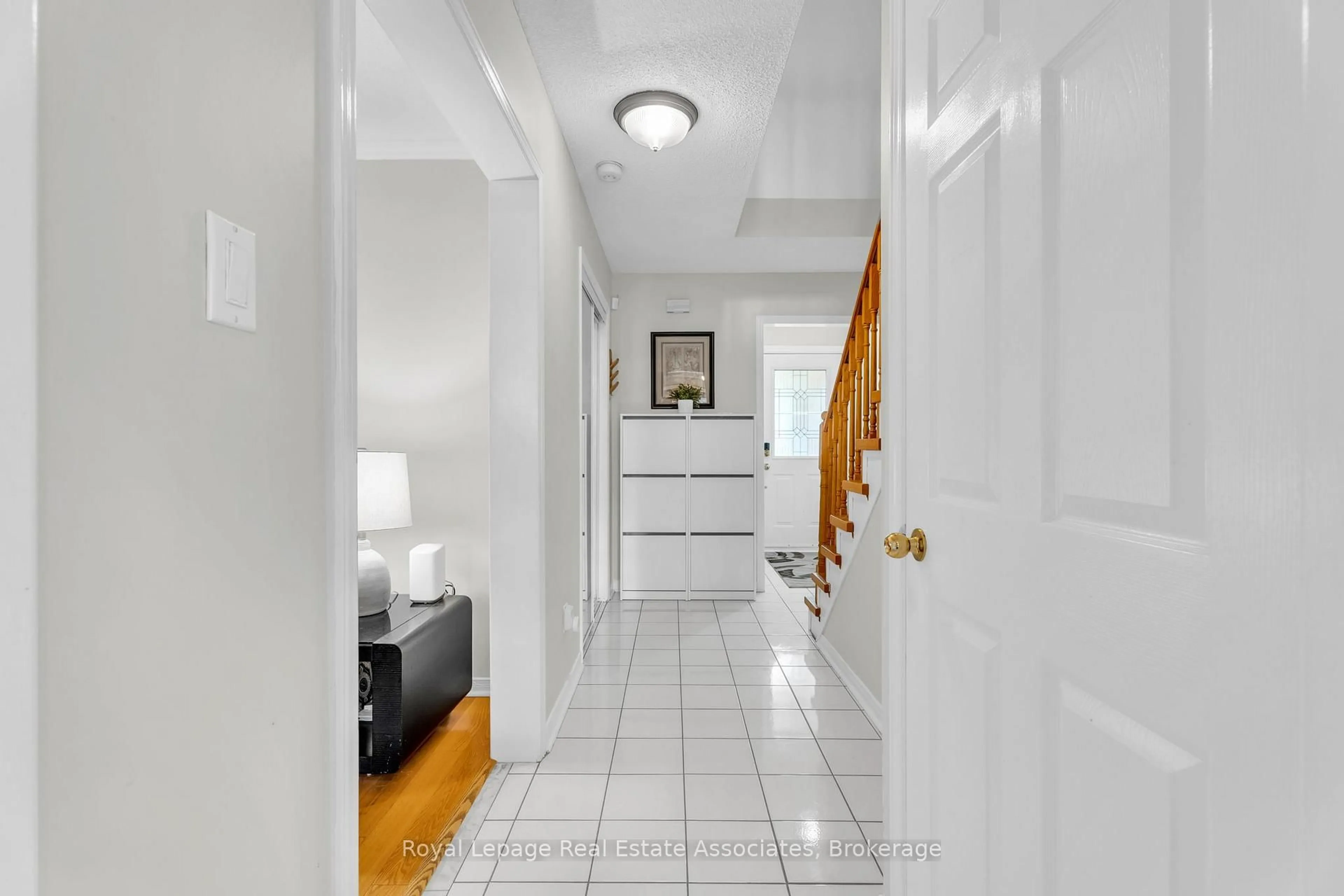 Indoor entryway for 2543 Scarth Crt, Mississauga Ontario L5M 5L2