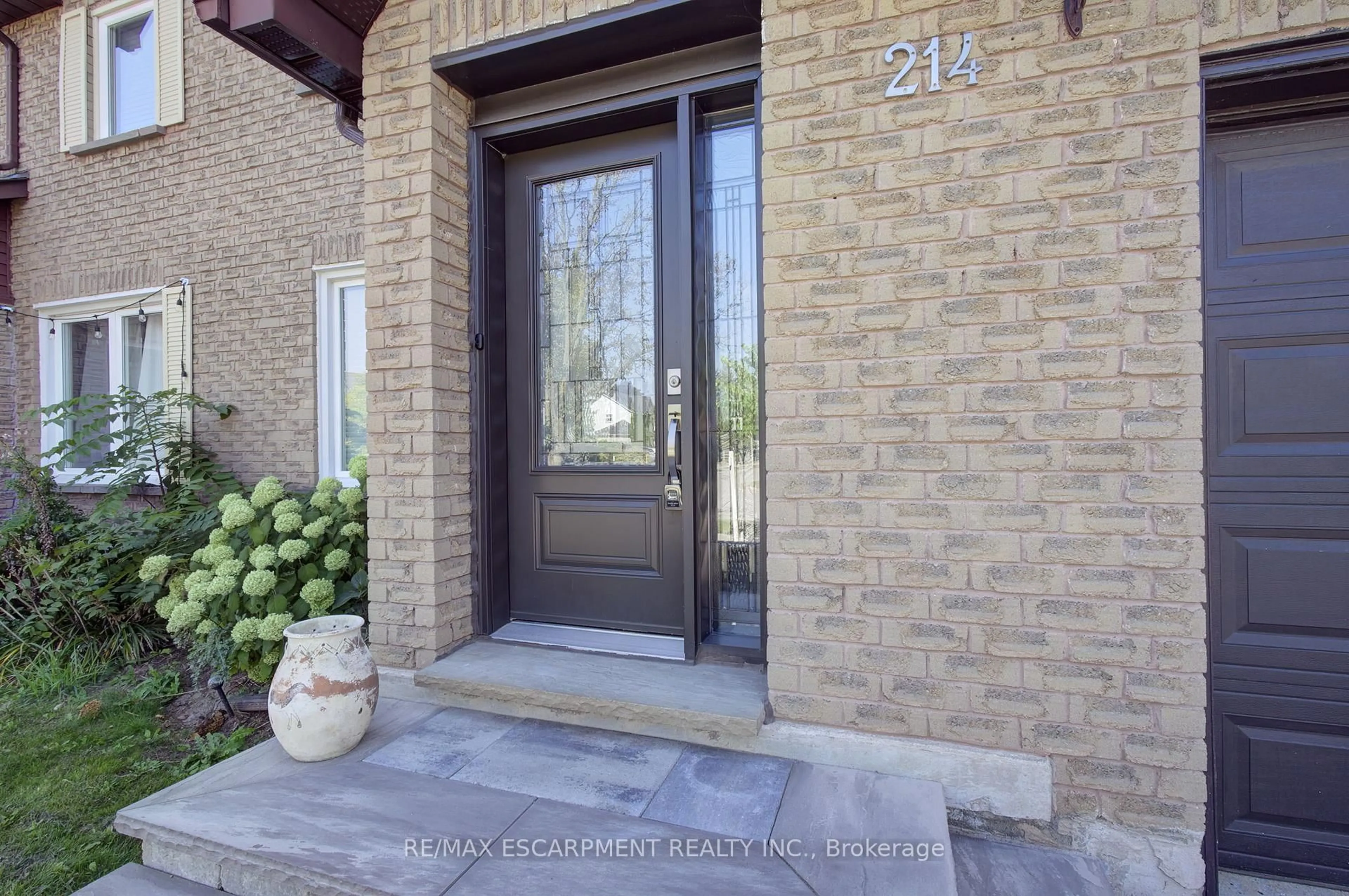 Indoor entryway for 214 Ross Lane, Oakville Ontario L6H 5K5