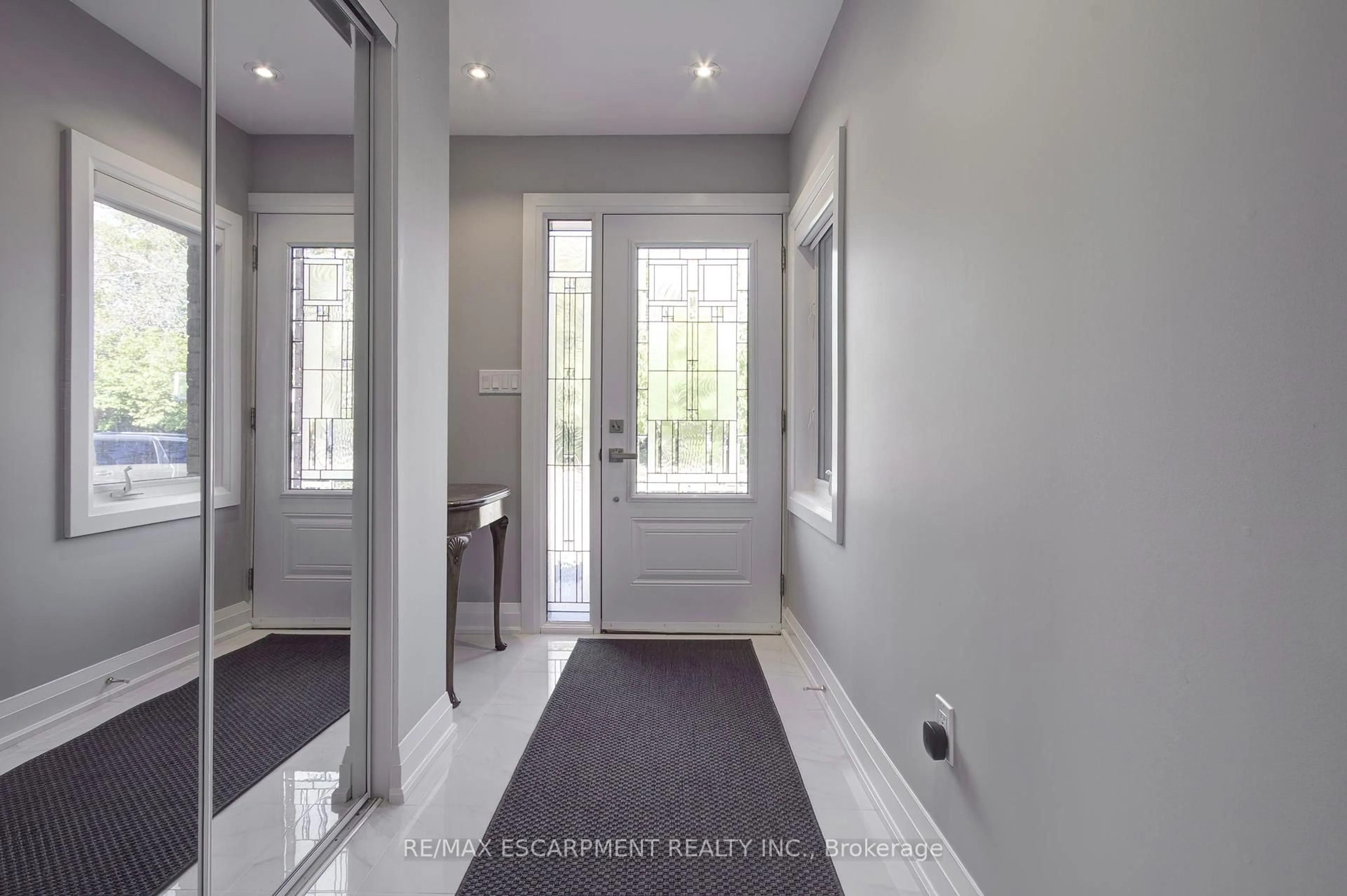 Indoor entryway for 214 Ross Lane, Oakville Ontario L6H 5K5
