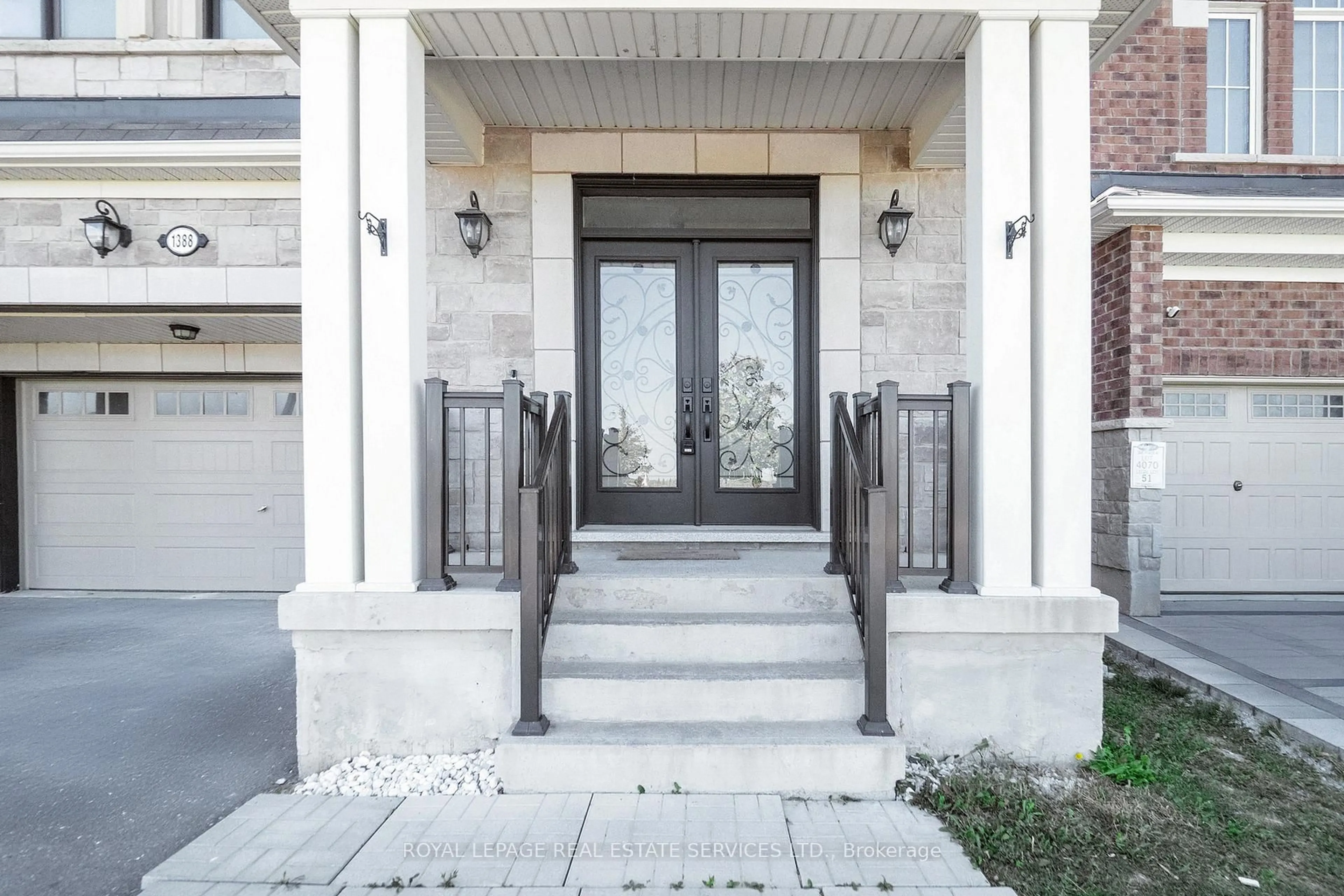 Indoor entryway for 1388 Sycamore Garden, Milton Ontario L9E 1R3
