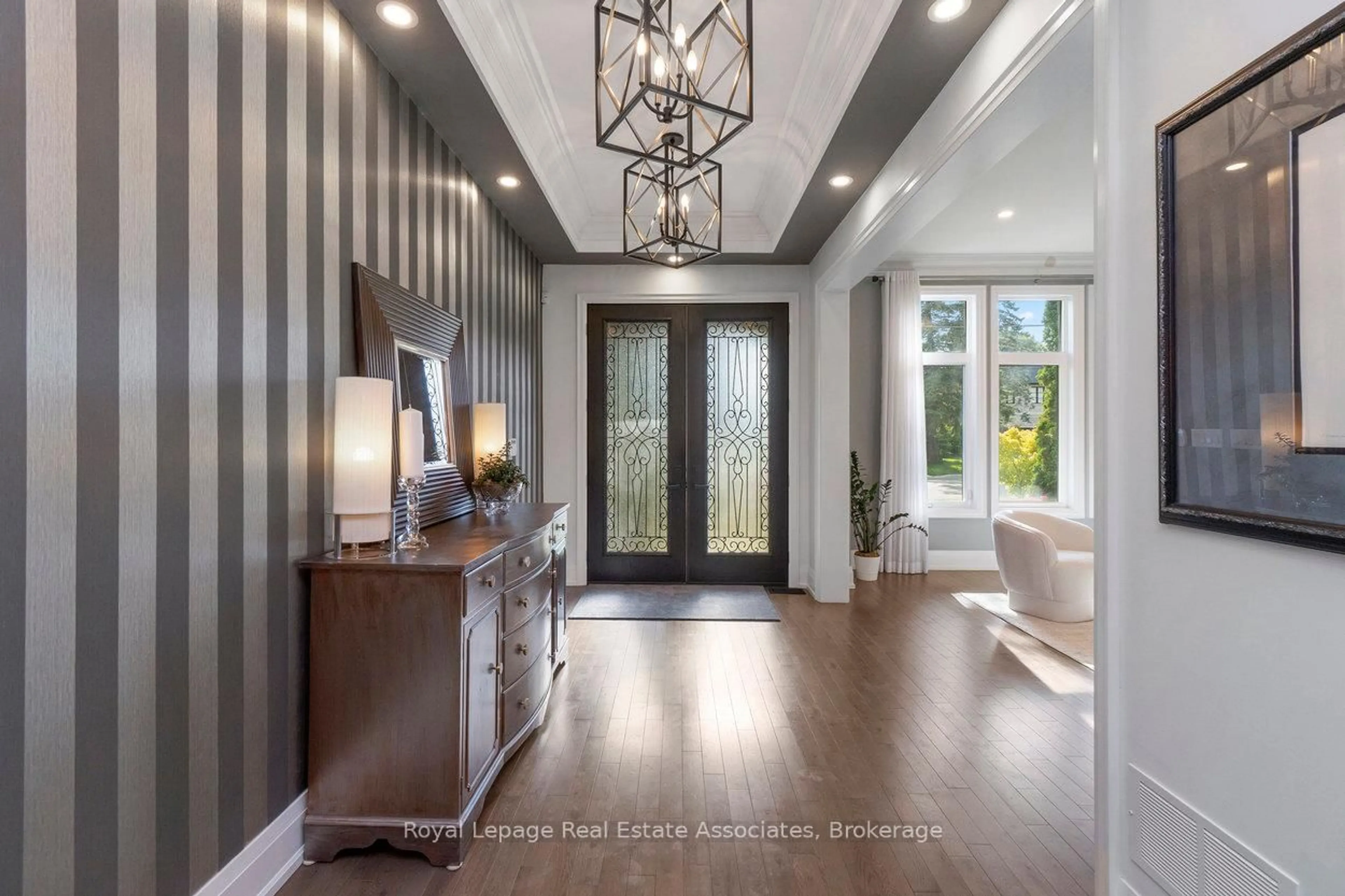 Indoor entryway for 1285 Mineola Gdns, Mississauga Ontario L5G 3Y5