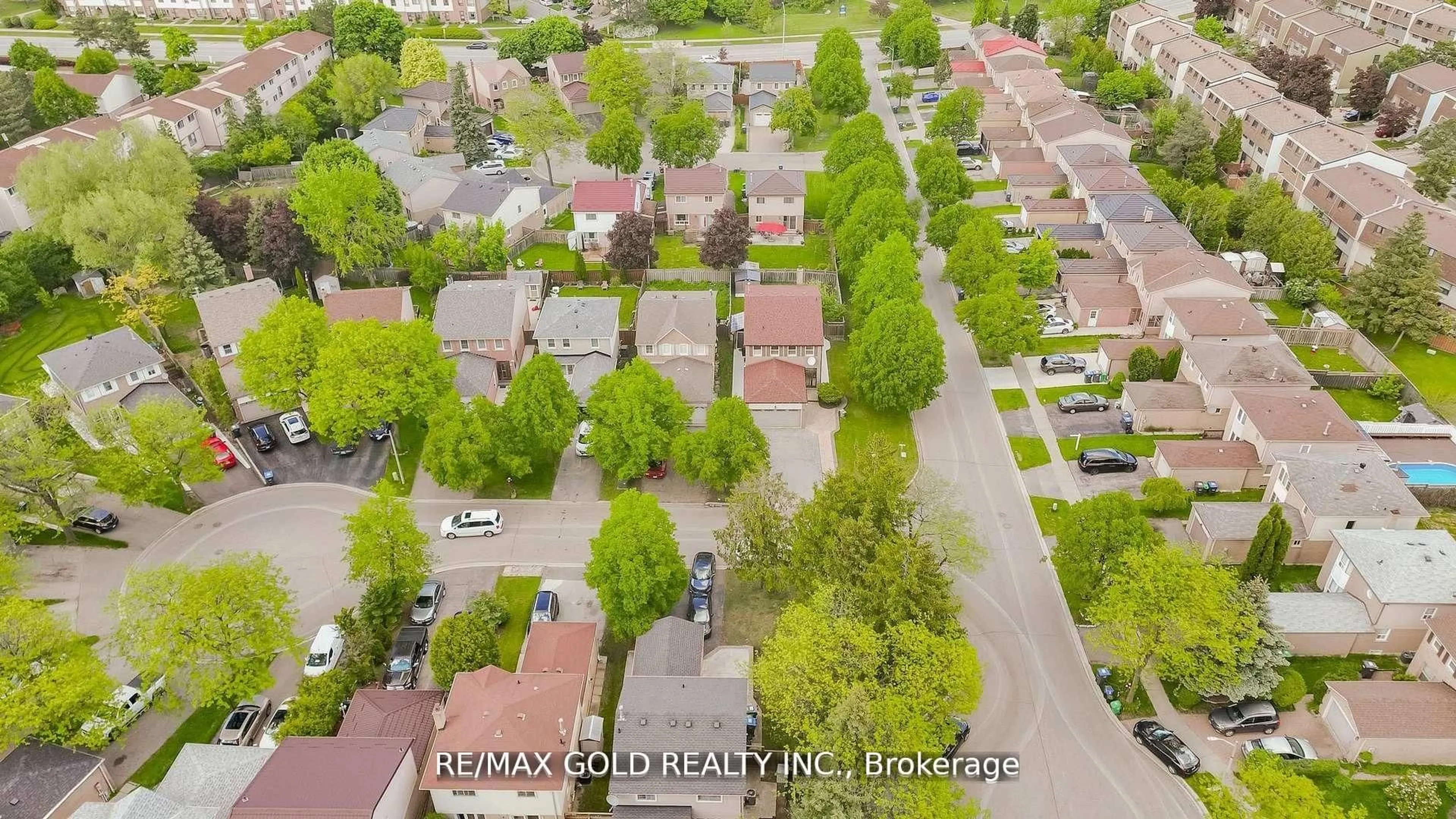 A pic from outside/outdoor area/front of a property/back of a property/a pic from drone, street for 32 Myrtle Crt, Brampton Ontario L6S 5B2