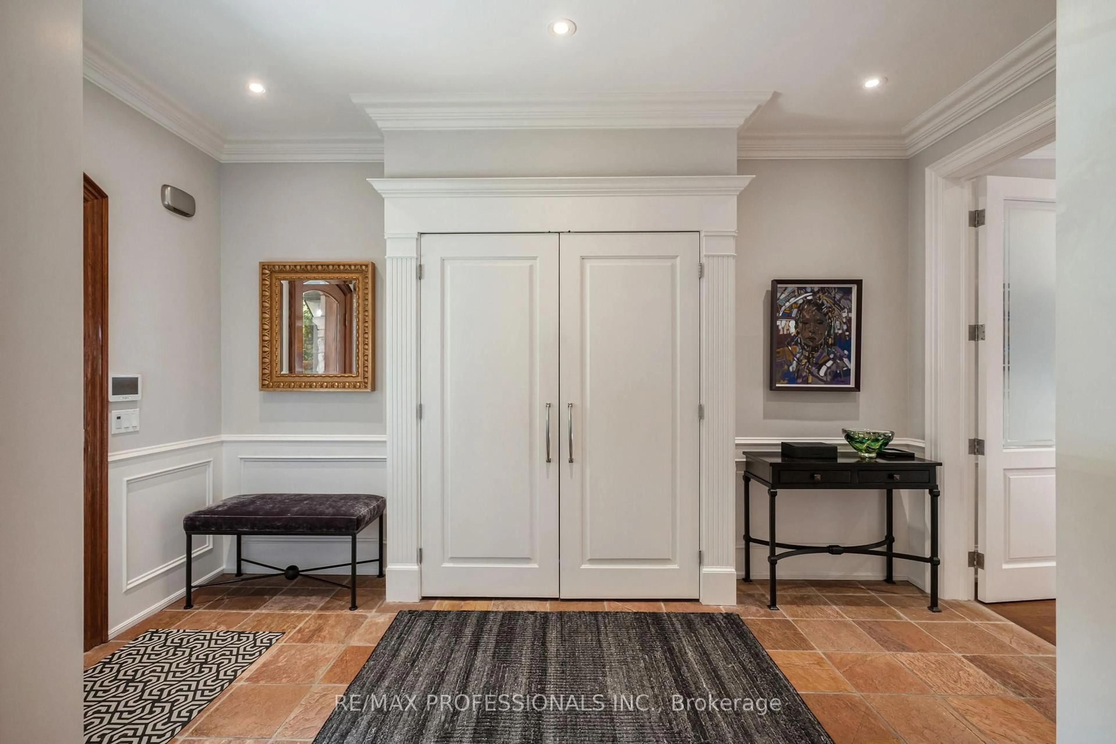 Indoor entryway for 80 Kingsway Cres, Toronto Ontario M8X 2R6