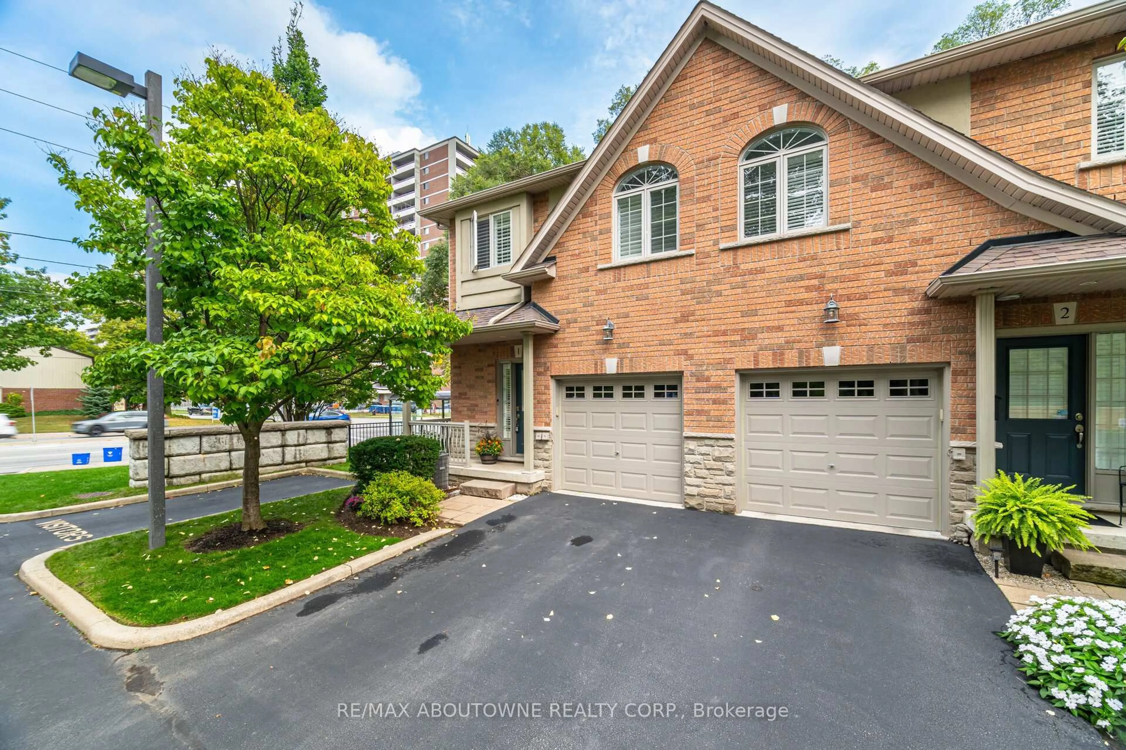Home with brick exterior material, street for 540 Guelph Line #1, Burlington Ontario L7R 3M4