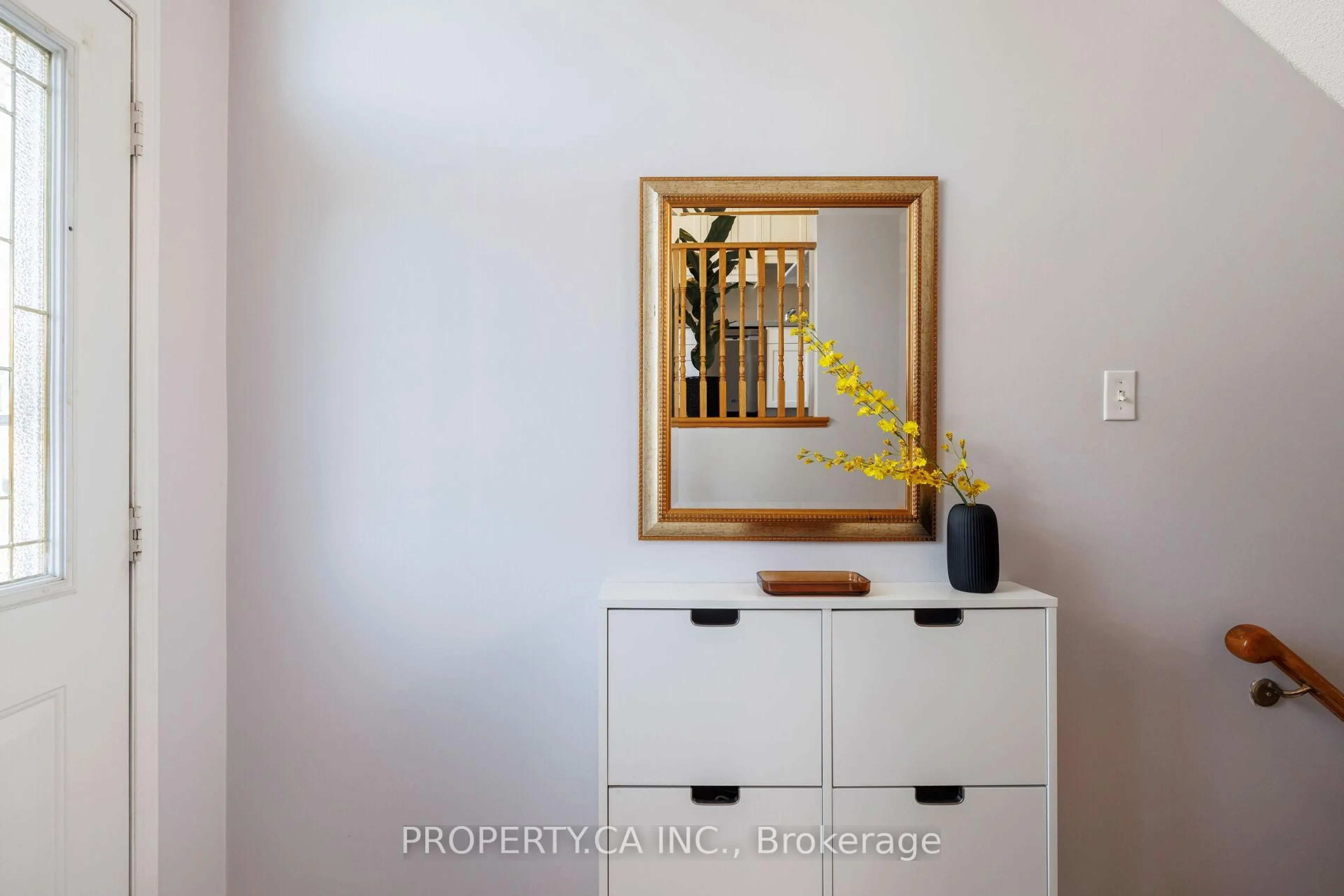Indoor entryway for 42 West Oak Cres, Toronto Ontario M9N 3Z4