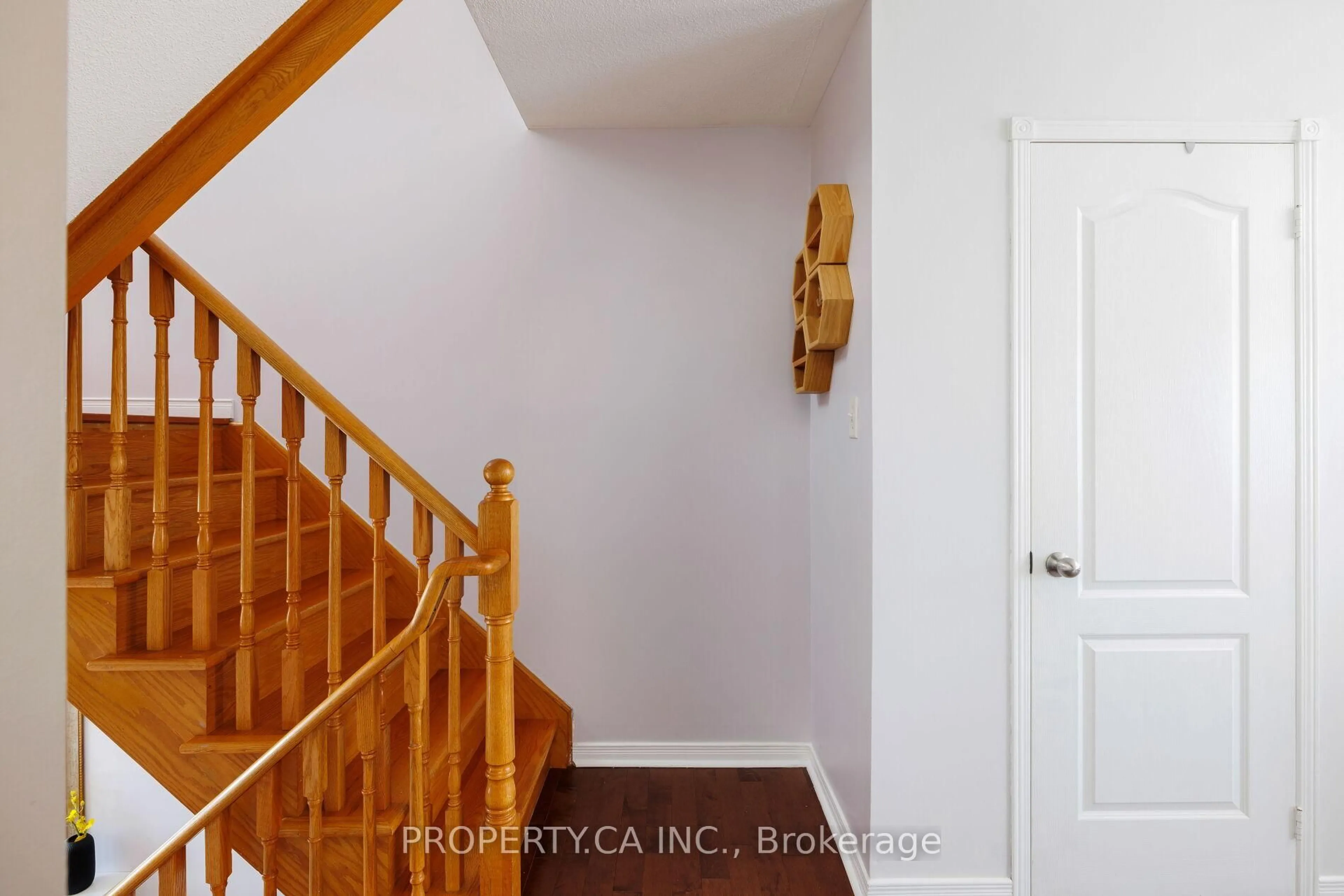 Indoor entryway for 42 West Oak Cres, Toronto Ontario M9N 3Z4