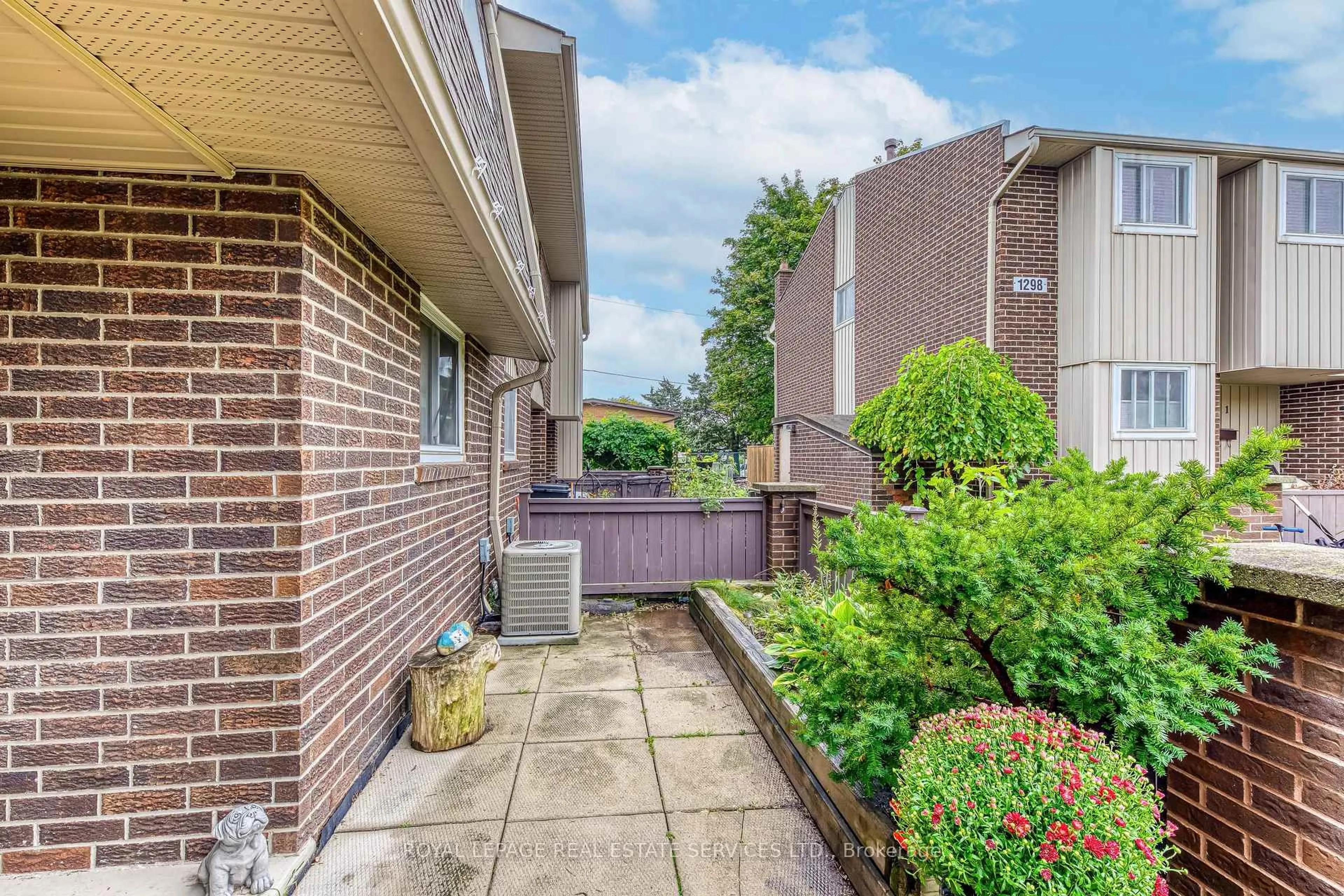 Patio, street for 1294 Guelph Line #4, Burlington Ontario L7P 2S9