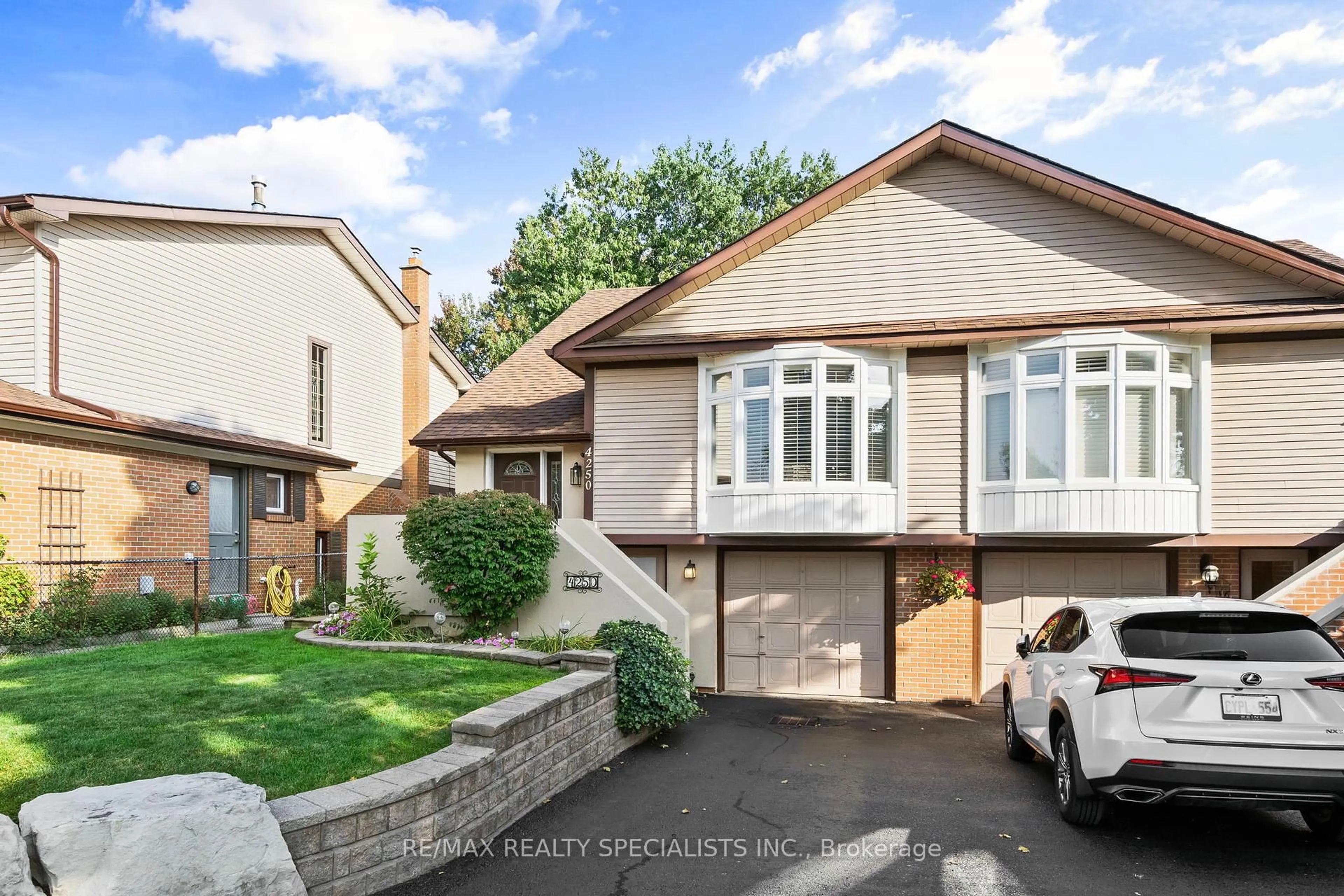 Home with vinyl exterior material, street for 4250 Jefton Cres, Mississauga Ontario L5L 1Z3