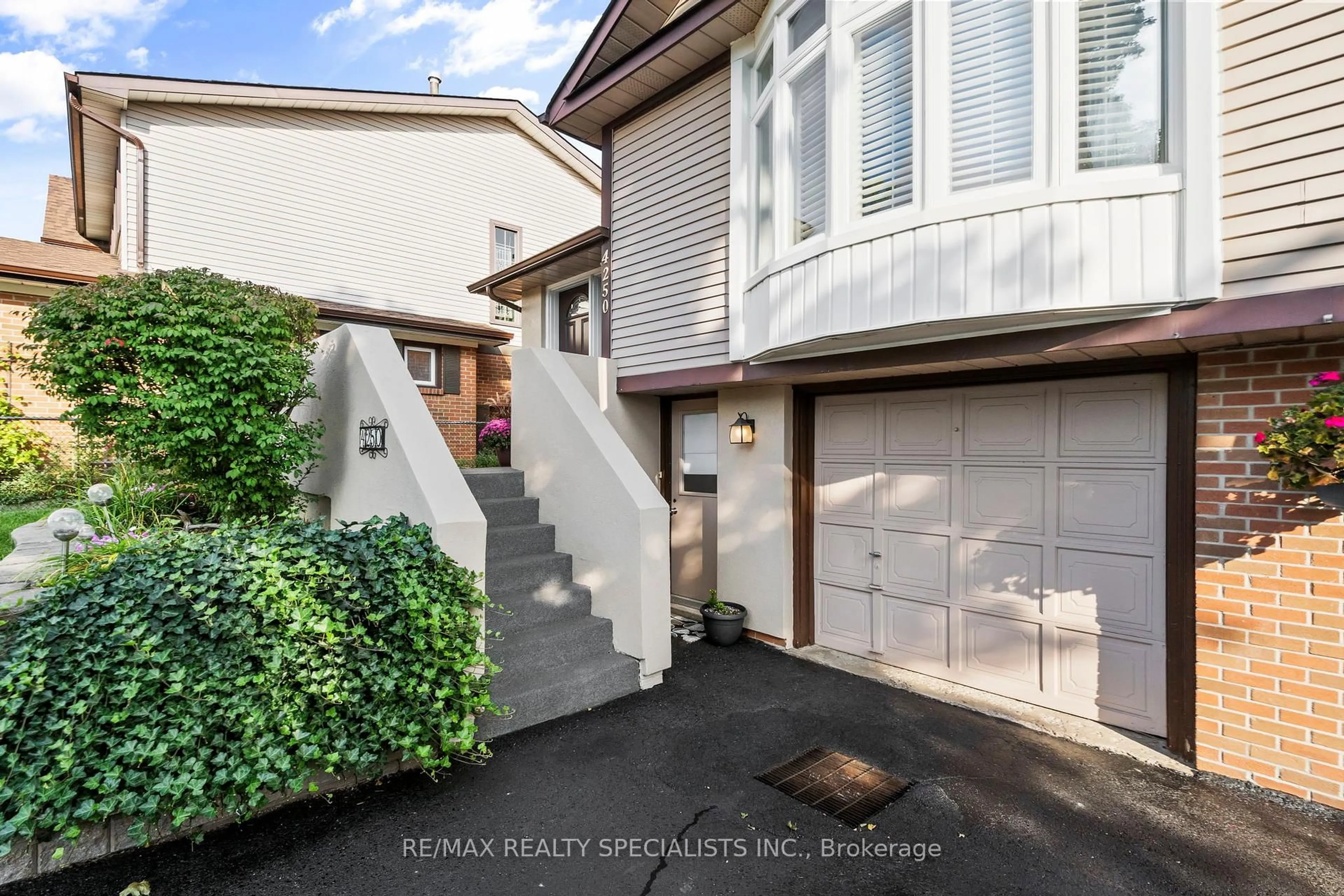 Home with vinyl exterior material, street for 4250 Jefton Cres, Mississauga Ontario L5L 1Z3