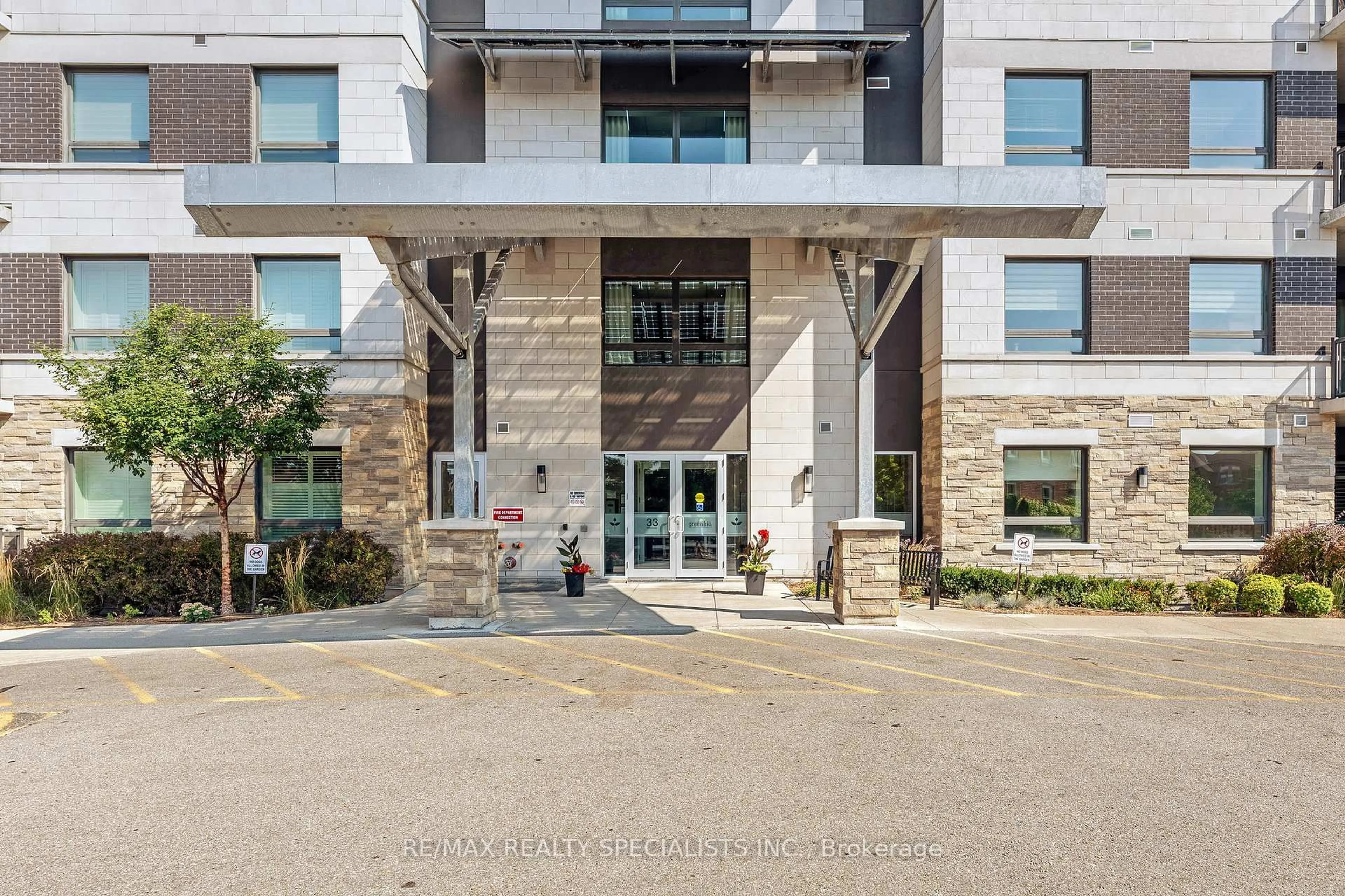 Indoor foyer for 33 Whitmer St #609, Milton Ontario L9T 8P9