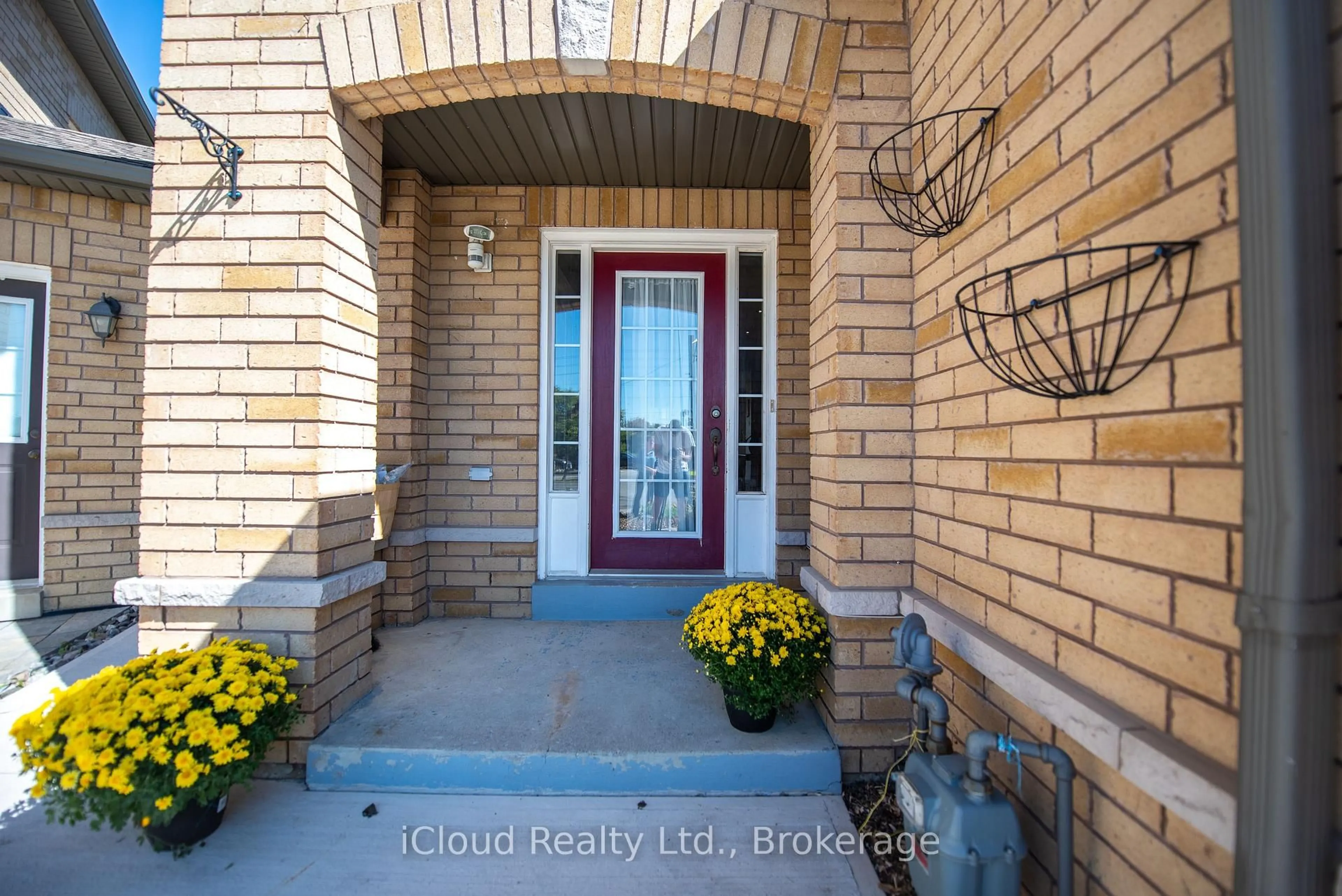 Indoor entryway for 24 Aida Crt, Caledon Ontario L7E 2G8