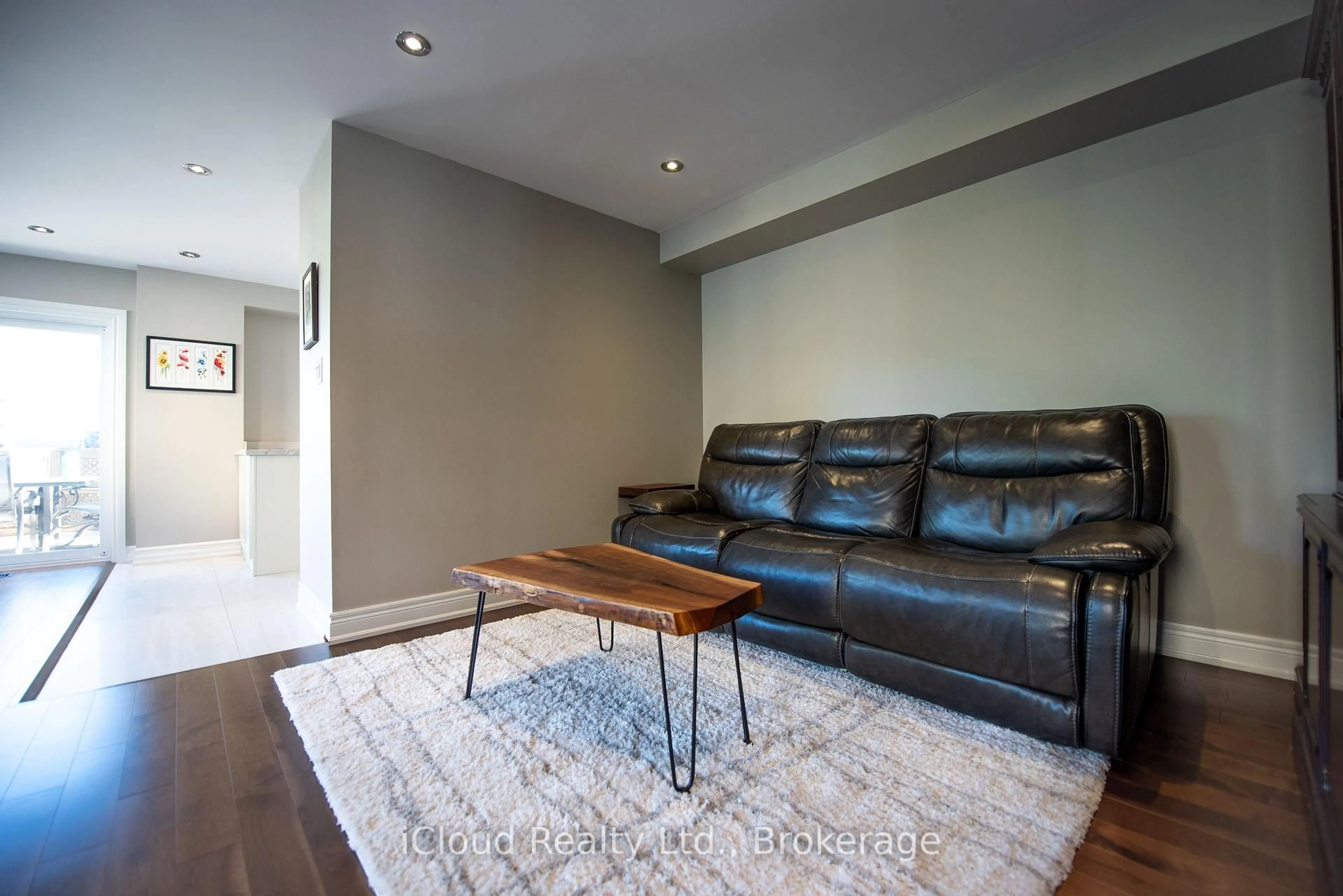 Living room with furniture, unknown for 24 Aida Crt, Caledon Ontario L7E 2G8