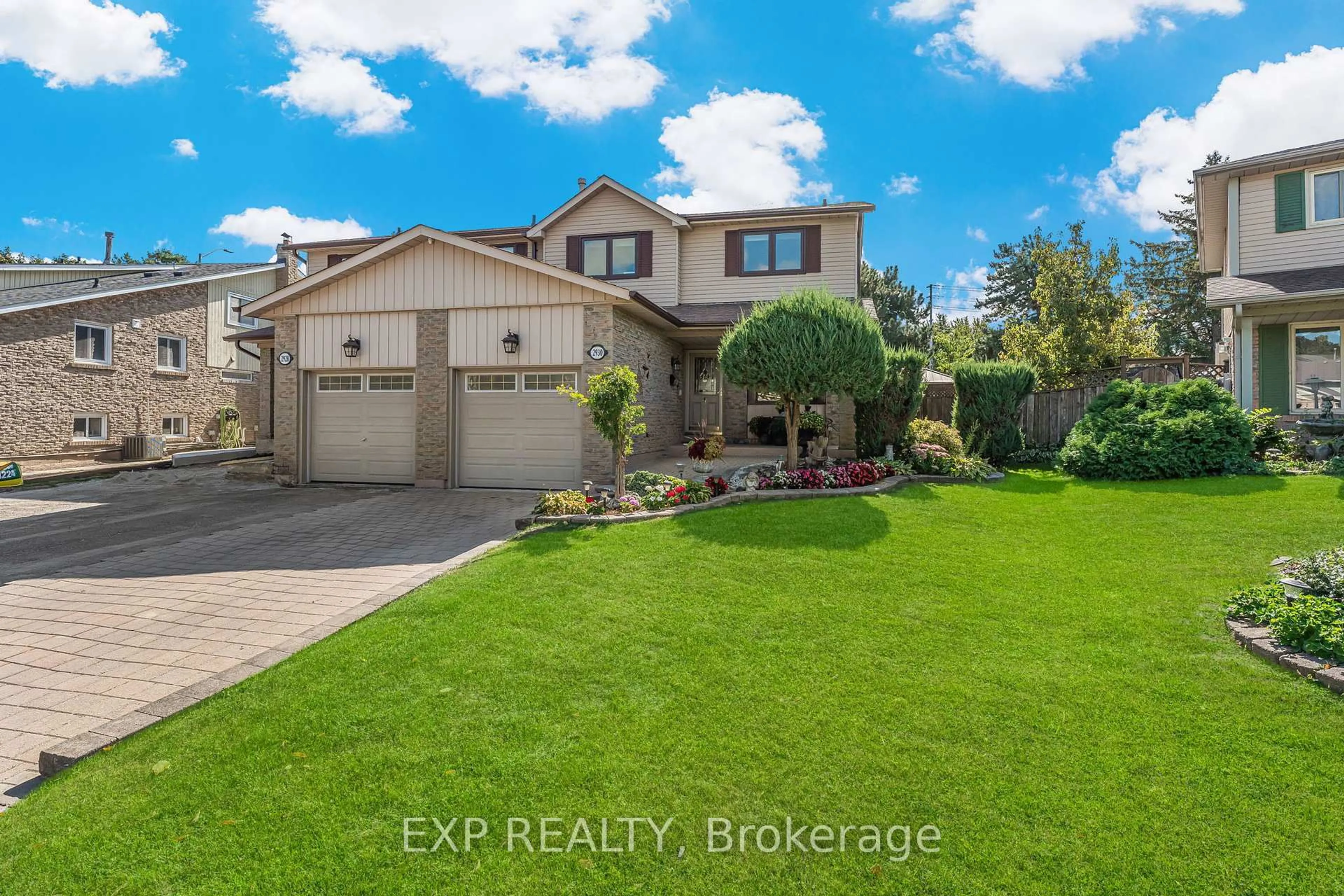 A pic from outside/outdoor area/front of a property/back of a property/a pic from drone, water/lake/river/ocean view for 2930 Oslo Cres, Mississauga Ontario L5N 1Z9