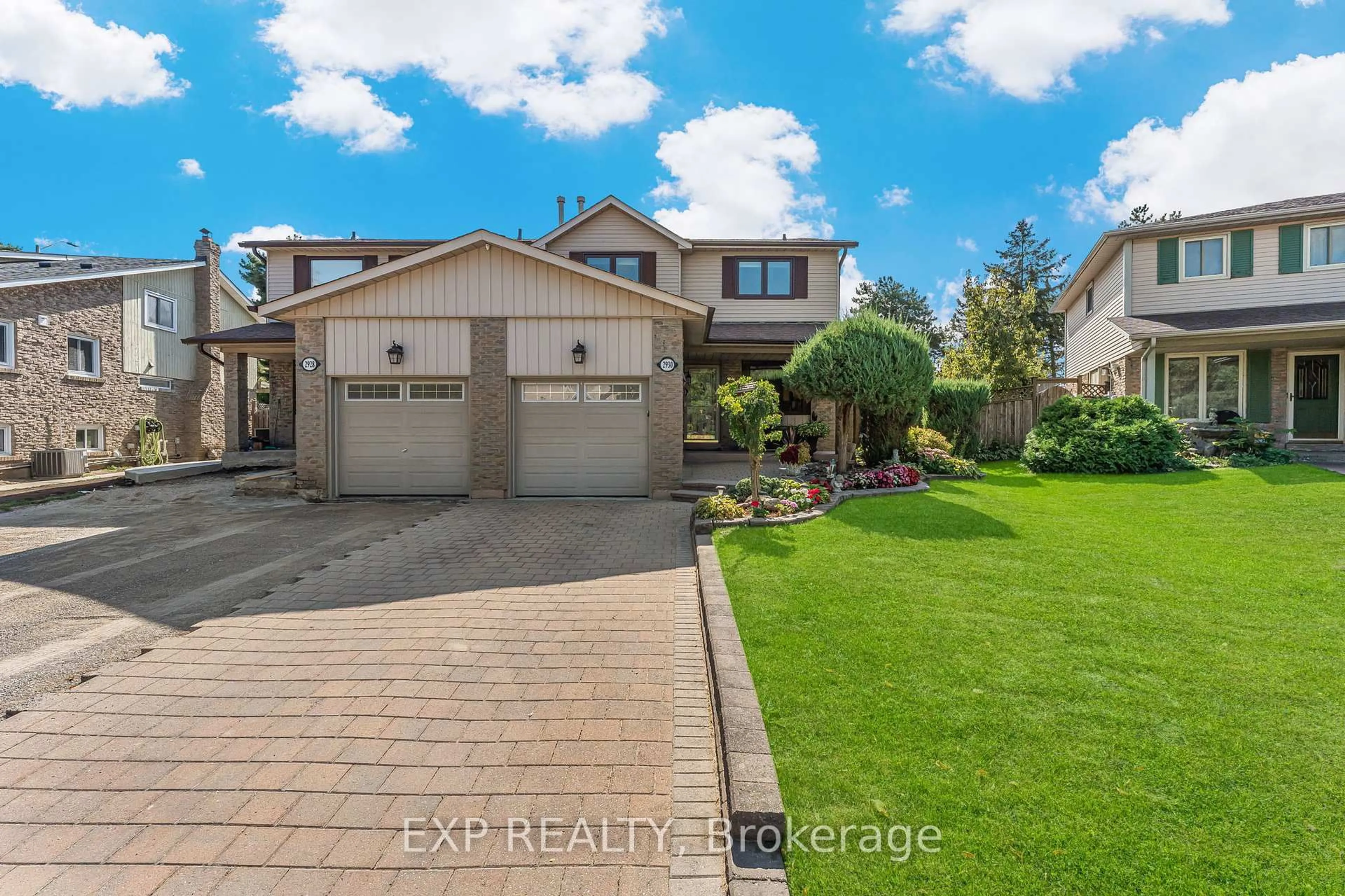 A pic from outside/outdoor area/front of a property/back of a property/a pic from drone, street for 2930 Oslo Cres, Mississauga Ontario L5N 1Z9
