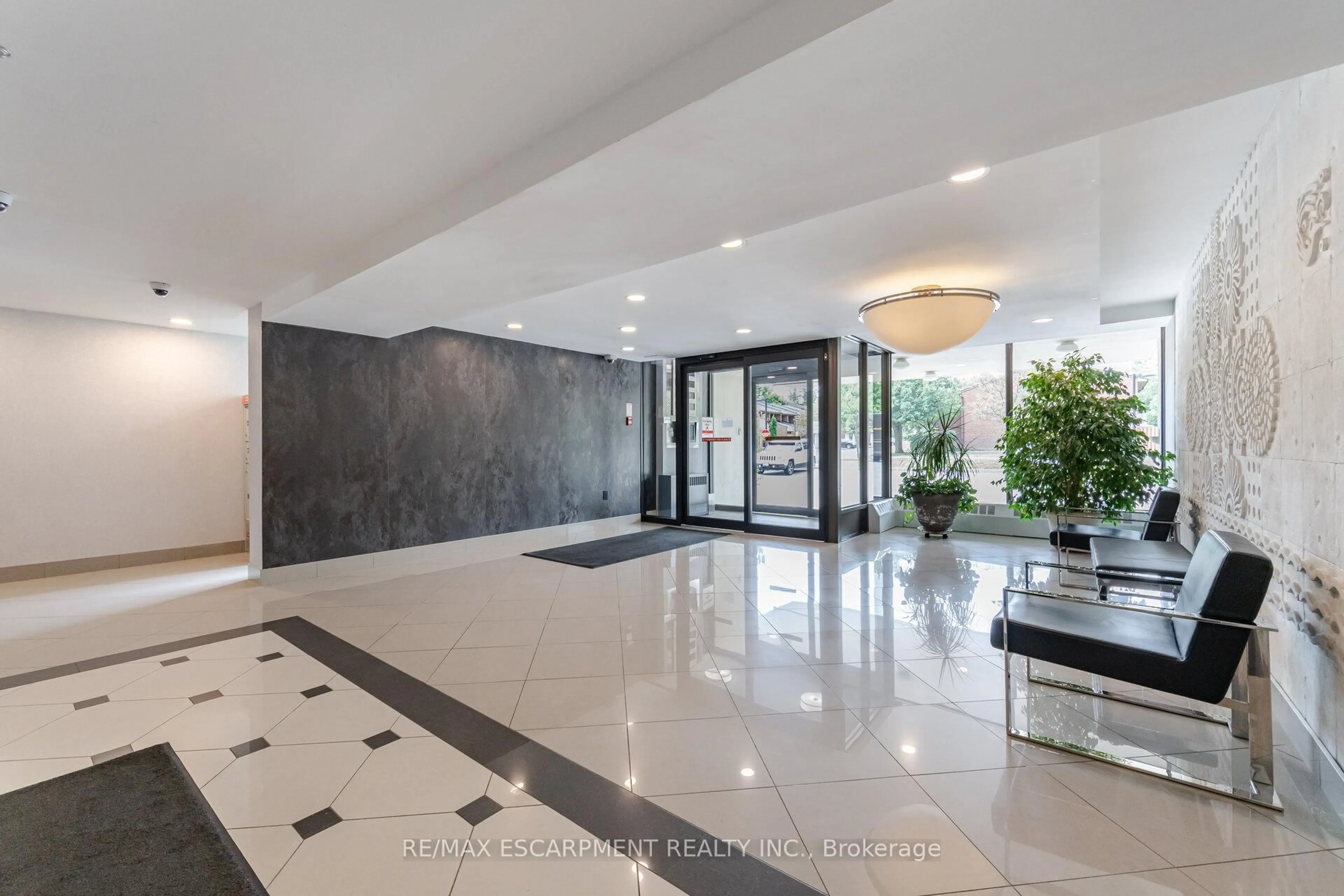 Indoor foyer for 2301 Derry Rd #707, Mississauga Ontario L5N 2R4