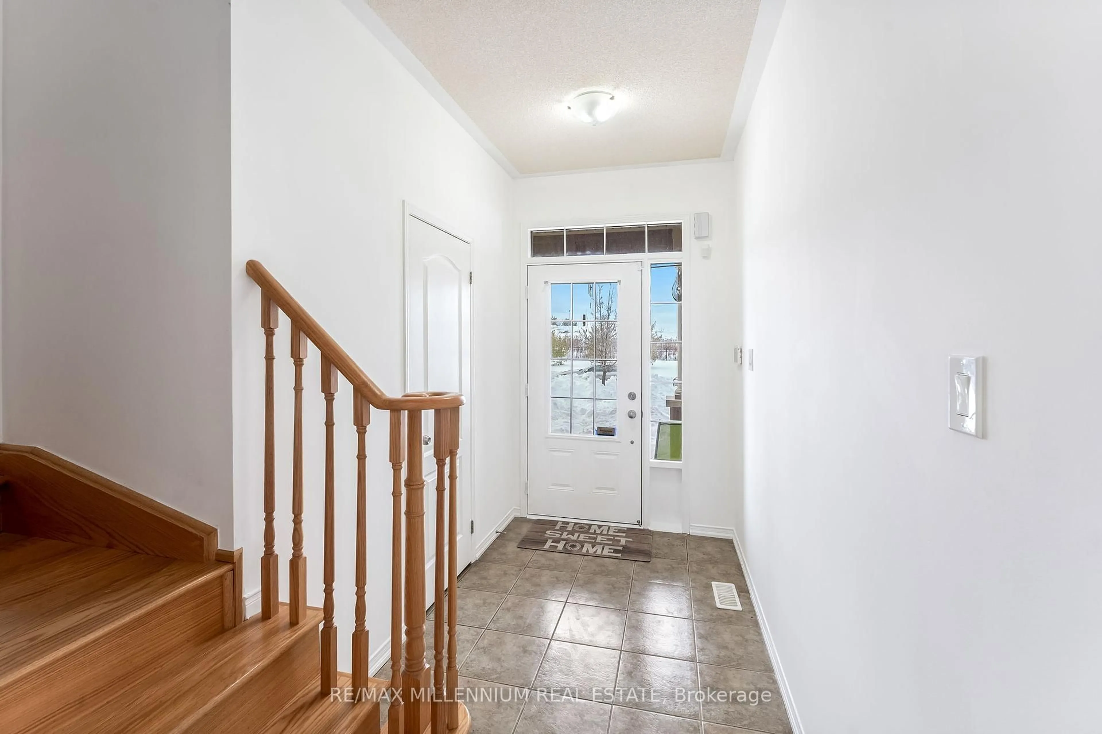 Indoor entryway for 70 Sussexvale Dr, Brampton Ontario L6R 3R4