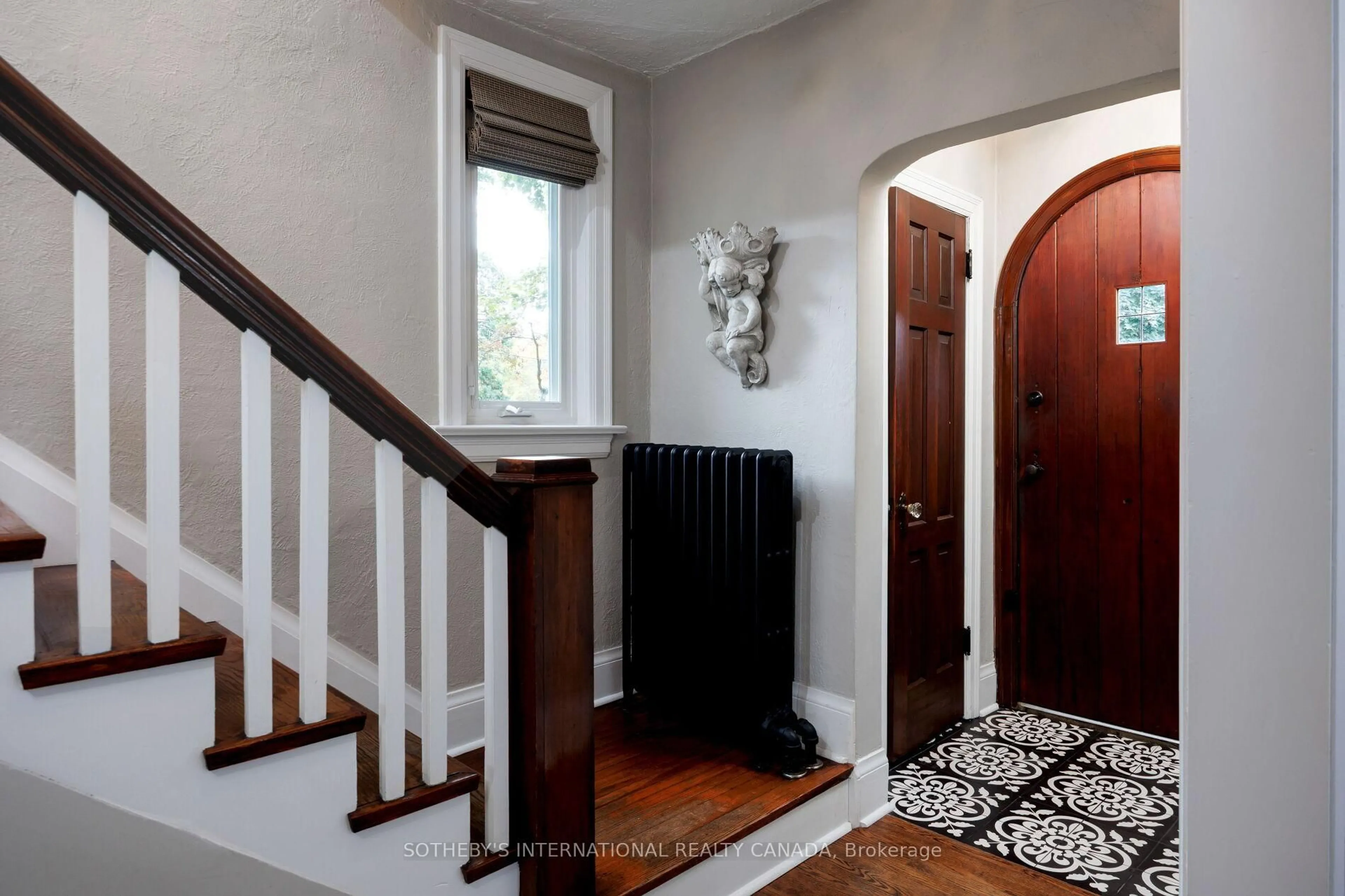 Indoor entryway for 797 Clarkson Rd, Mississauga Ontario L5J 2V2