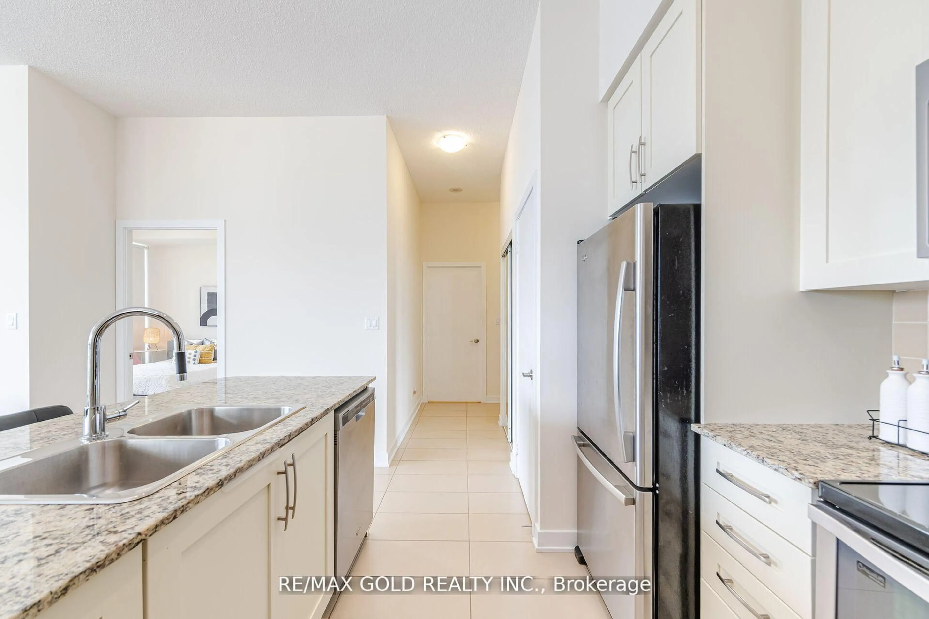 Standard kitchen, ceramic/tile floor for 4070 Confederation Pkwy #607, Mississauga Ontario L5B 0E9