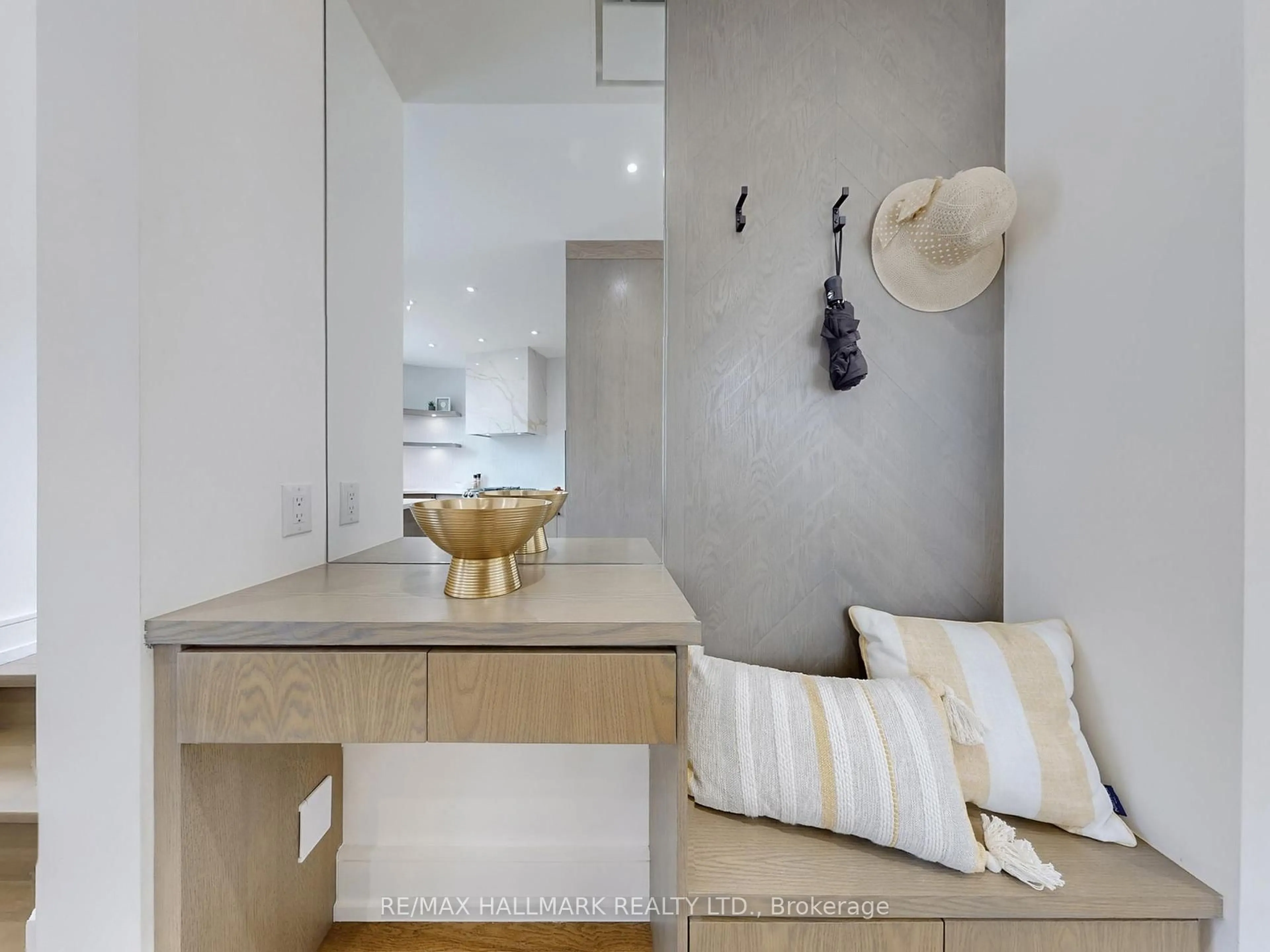 Contemporary bathroom, ceramic/tile floor for 5 Wadsworth Blvd, Toronto Ontario M9N 2G3